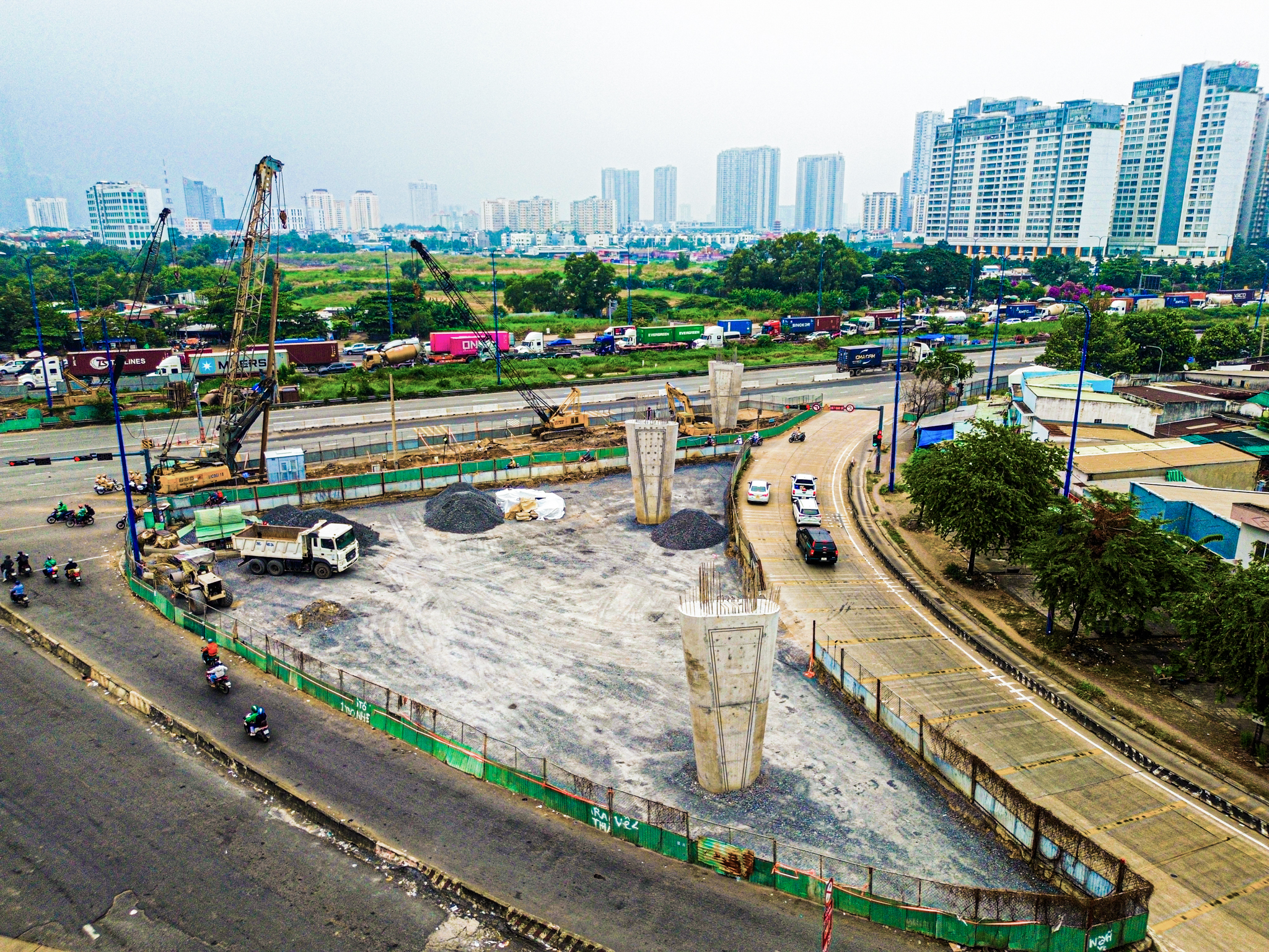 Nút giao có sáu cây cầu, hai hầm chui, trị giá 3.400 tỷ dần lộ rõ hình hài, sẽ hoàn thành sau một năm nữa- Ảnh 5.