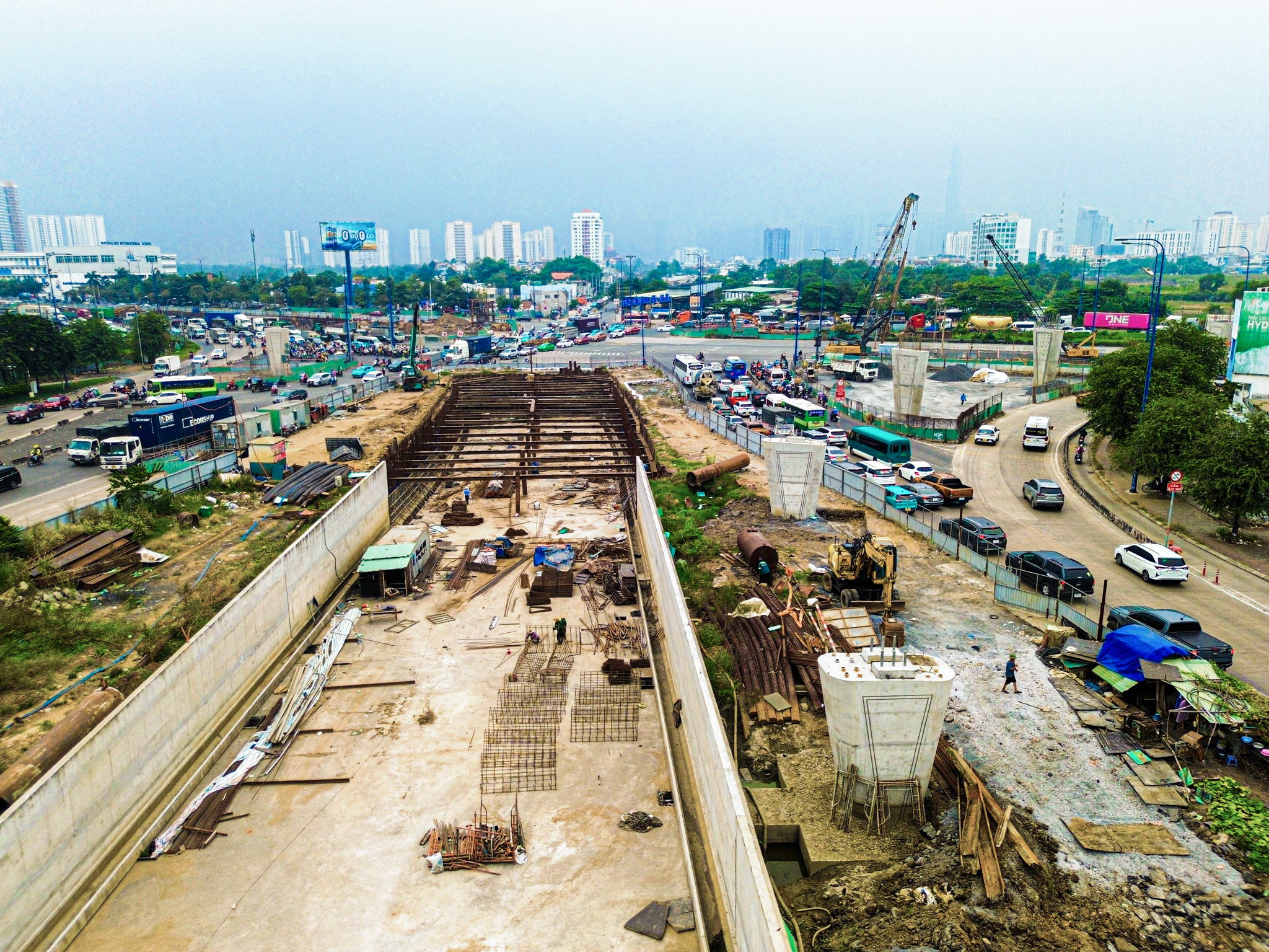 Nút giao có sáu cây cầu, hai hầm chui, trị giá 3.400 tỷ dần lộ rõ hình hài, sẽ hoàn thành sau một năm nữa- Ảnh 6.