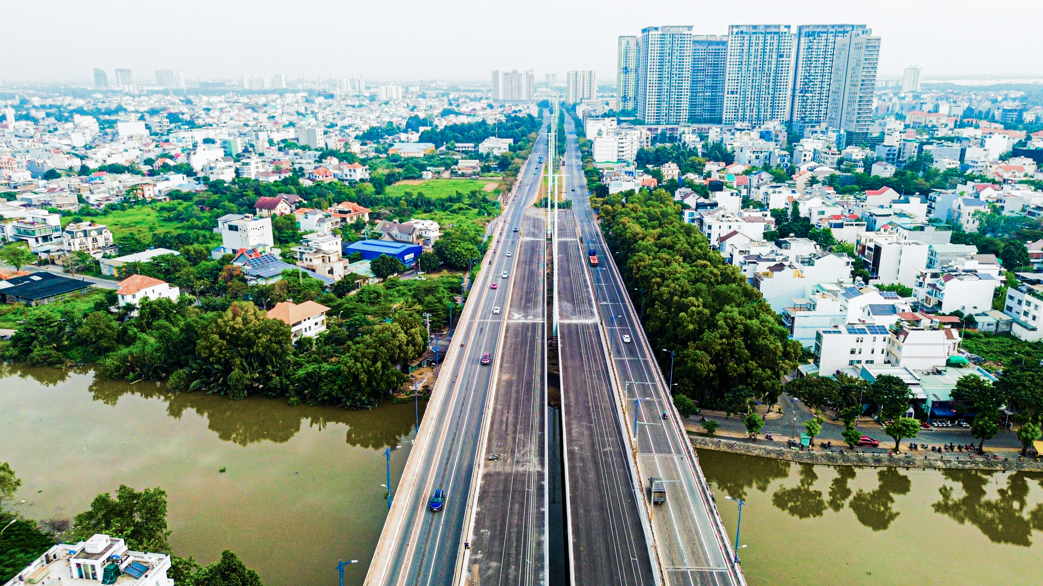 Nút giao có sáu cây cầu, hai hầm chui, trị giá 3.400 tỷ dần lộ rõ hình hài, sẽ hoàn thành sau một năm nữa- Ảnh 8.