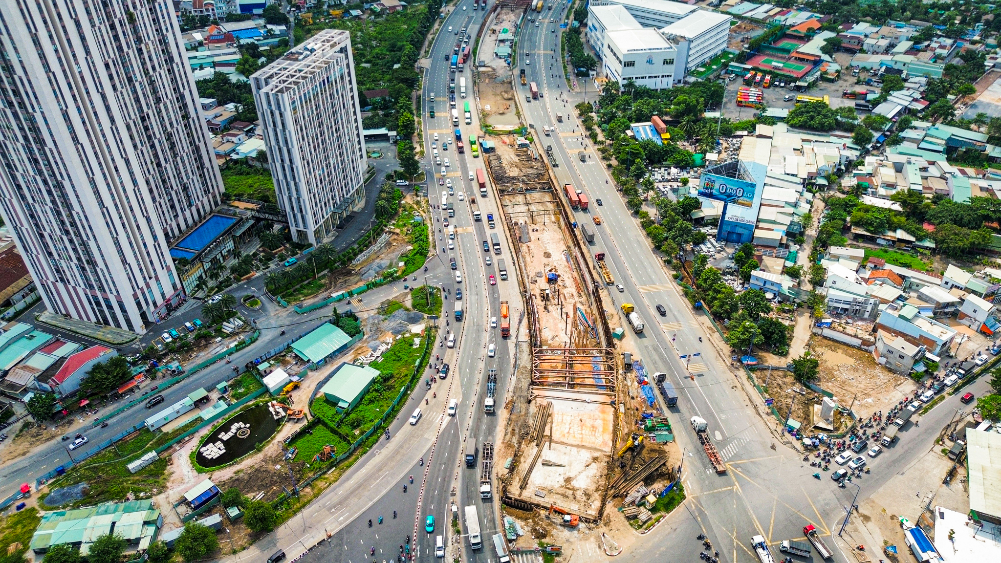 Nút giao có sáu cây cầu, hai hầm chui, trị giá 3.400 tỷ dần lộ rõ hình hài, sẽ hoàn thành sau một năm nữa- Ảnh 7.