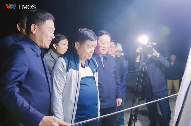 Bộ trưởng Bộ Kế hoạch - Đầu tư kiểm tra tiến độ đường ven biển đoạn qua Nghệ An- Ảnh 1.