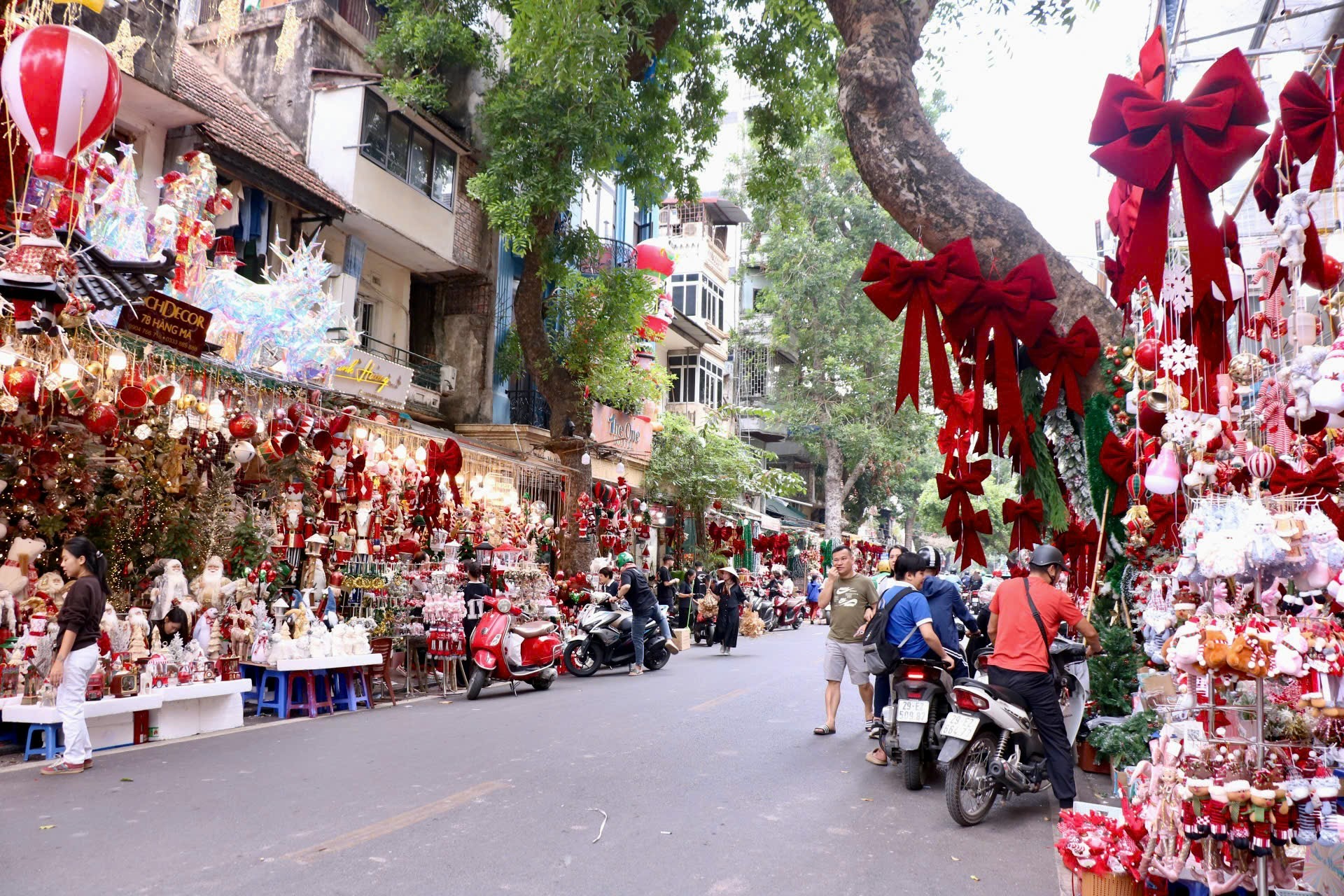 Thị trường Noel Hà Nội: Sản phẩm đa dạng, người mua cầm chừng- Ảnh 1.