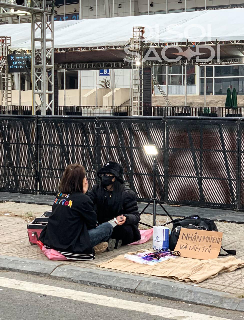 Phát hiện cả trăm người 2h sáng ngày Thứ Hai không ngủ, ra sân SVĐ Mỹ Đình ngồi giữa trời lạnh như đi "săn mây": Chuyện gì vậy?- Ảnh 11. Phát hiện cả trăm người 2h sáng ngày Thứ Hai không ngủ, ra sân SVĐ Mỹ Đình ngồi giữa trời lạnh như đi "săn mây": Chuyện gì vậy?- Ảnh 11.