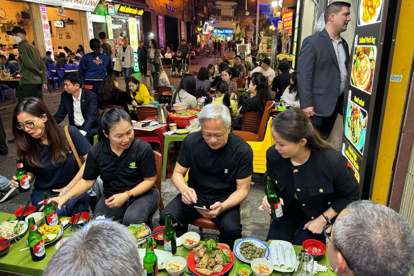 Vị tỷ phú giữ lời hứa trở lại Việt Nam đầu tư, kiếm tiền ra sao; giàu đến mức nào?- Ảnh 3. Vị tỷ phú giữ lời hứa trở lại Việt Nam đầu tư, kiếm tiền ra sao; giàu đến mức nào?- Ảnh 3.
