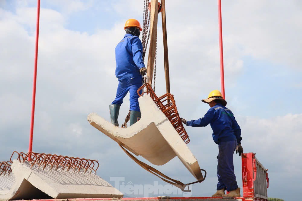 Hình hài cầu vòm thép đầu tiên ở Quảng Ngãi sẵn sàng thông xe vào cuối năm- Ảnh 19.