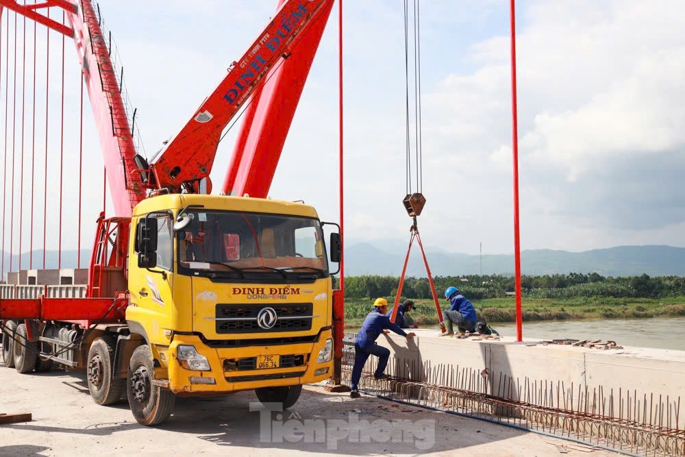 Hình hài cầu vòm thép đầu tiên ở Quảng Ngãi sẵn sàng thông xe vào cuối năm- Ảnh 13.