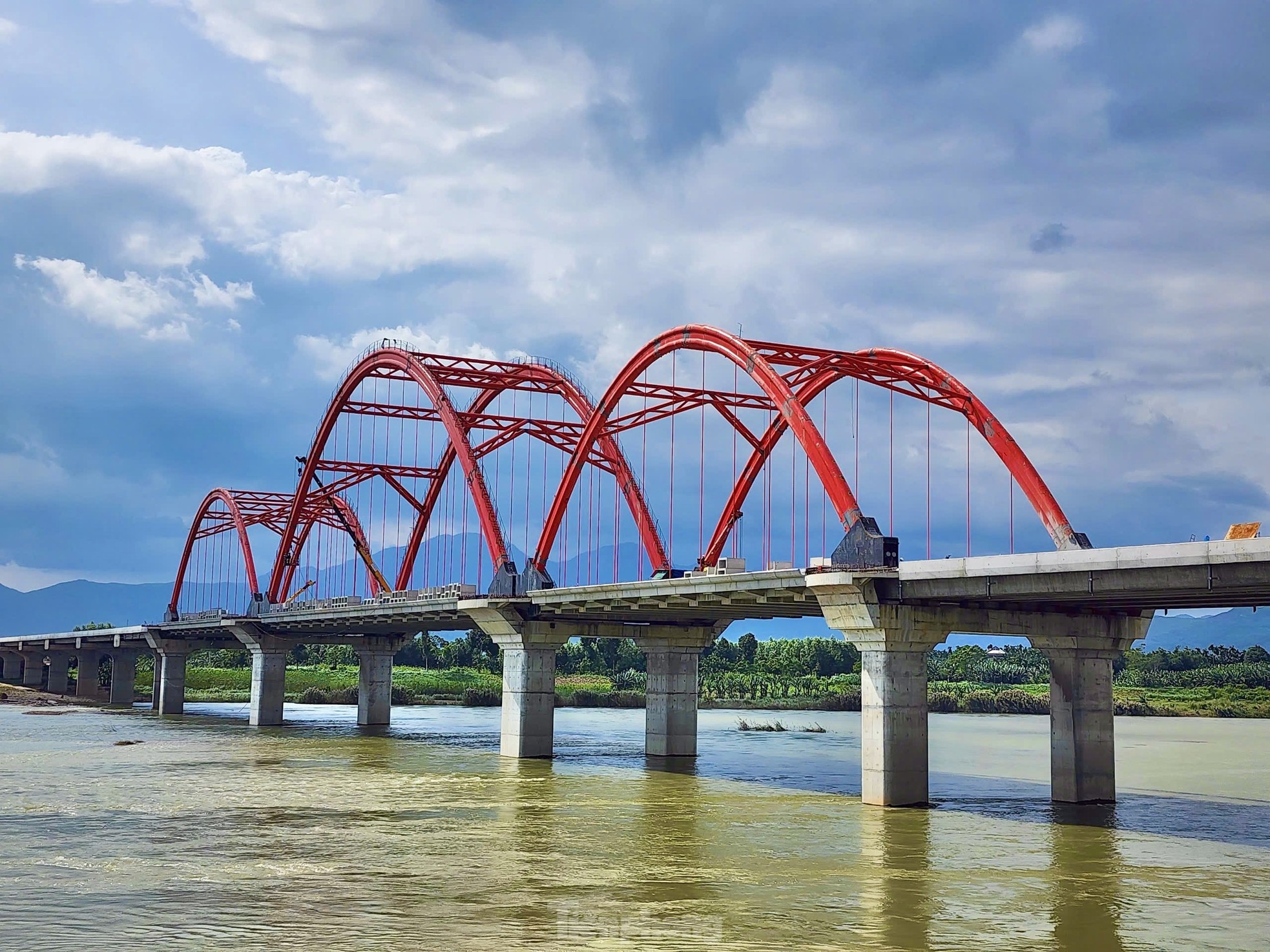 Hình hài cầu vòm thép đầu tiên ở Quảng Ngãi sẵn sàng thông xe vào cuối năm- Ảnh 22.