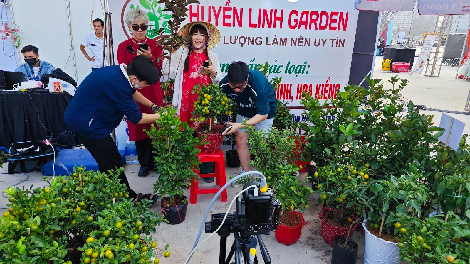 Đua livestream bán hàng Tết - Ảnh 1.