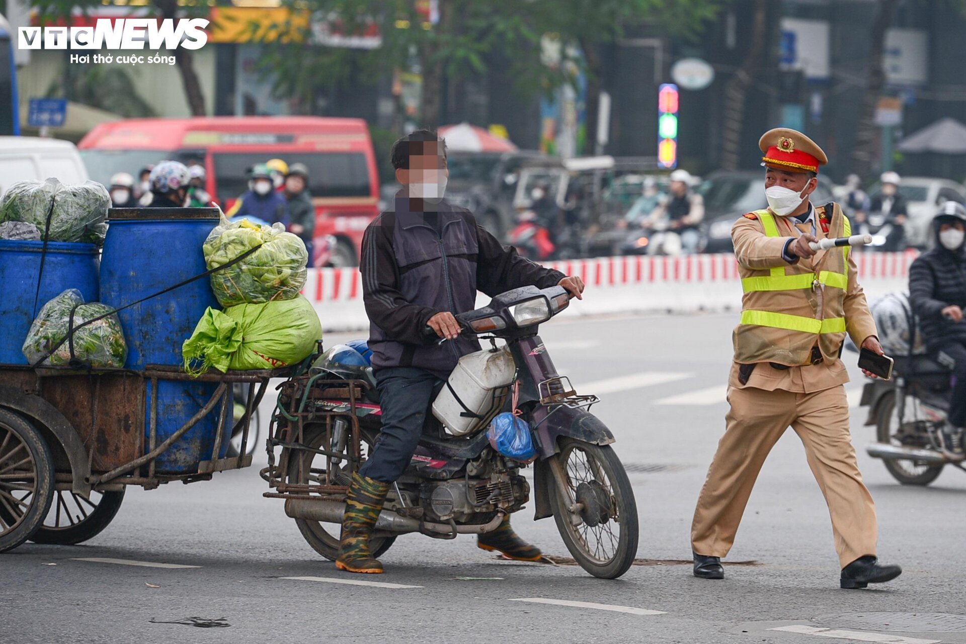 CSGT xử phạt hàng loạt xe 'máy chém' nghênh ngang trên phố Hà Nội dịp cuối năm - Ảnh 1.