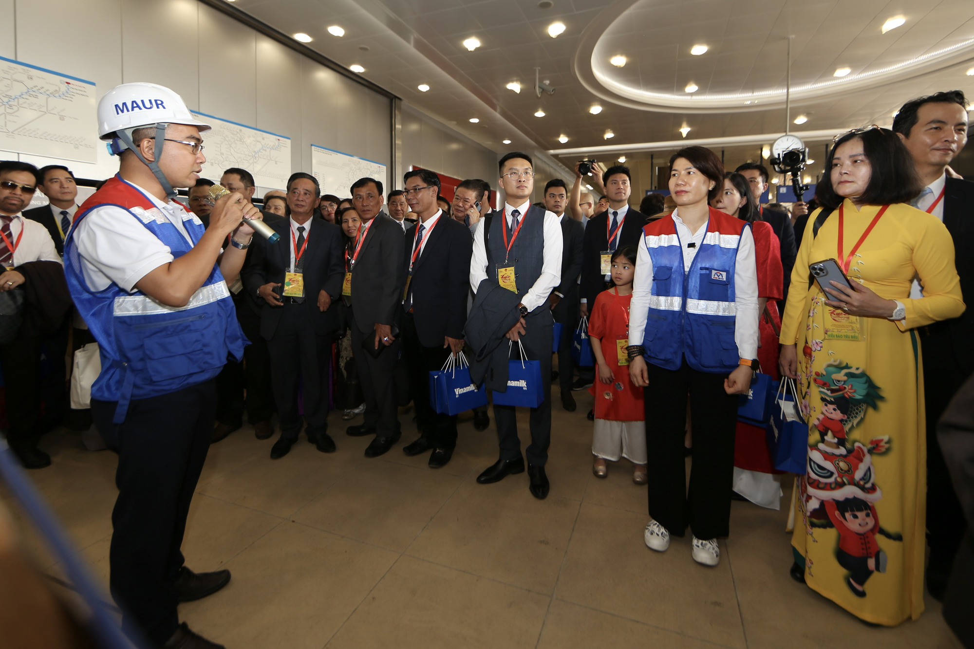 Kiều bào xúc động khi ngắm TP HCM từ tuyến metro số 1 - Ảnh 1.