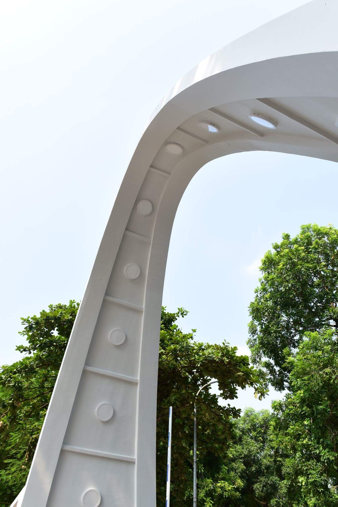 Những chiếc cổng trường "bá đạo" nhất Việt Nam: Từ parabol đến thiết kế xiêu vẹo, "gi gỉ gì gi" dáng gì cũng có- Ảnh 4.