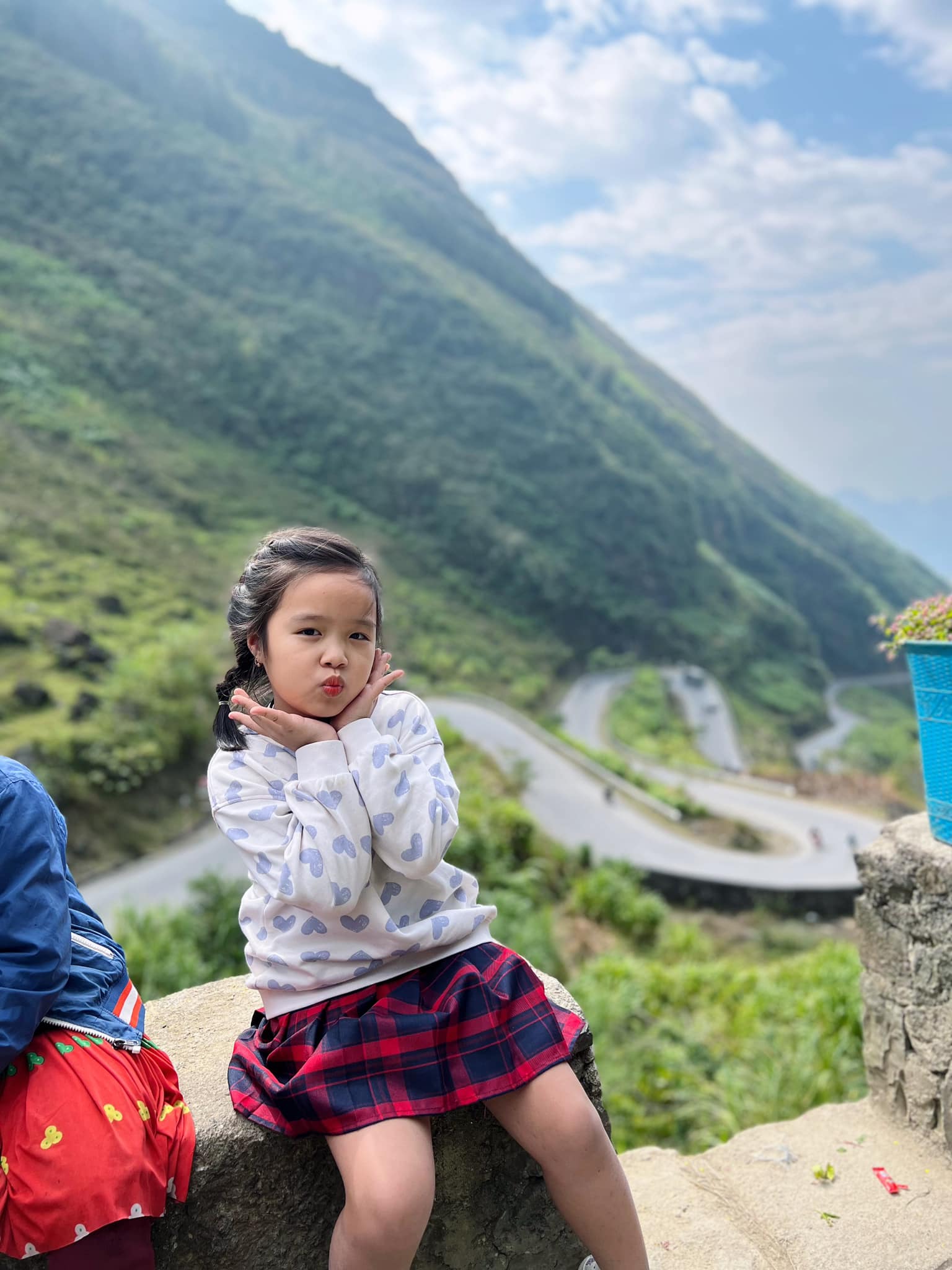 Chuyến đi khó quên của gia đình nhỏ ở Hà Giang, trẻ nhỏ mê mệt, ngắm hoa đào, hoa mận rợp trời- Ảnh 5.