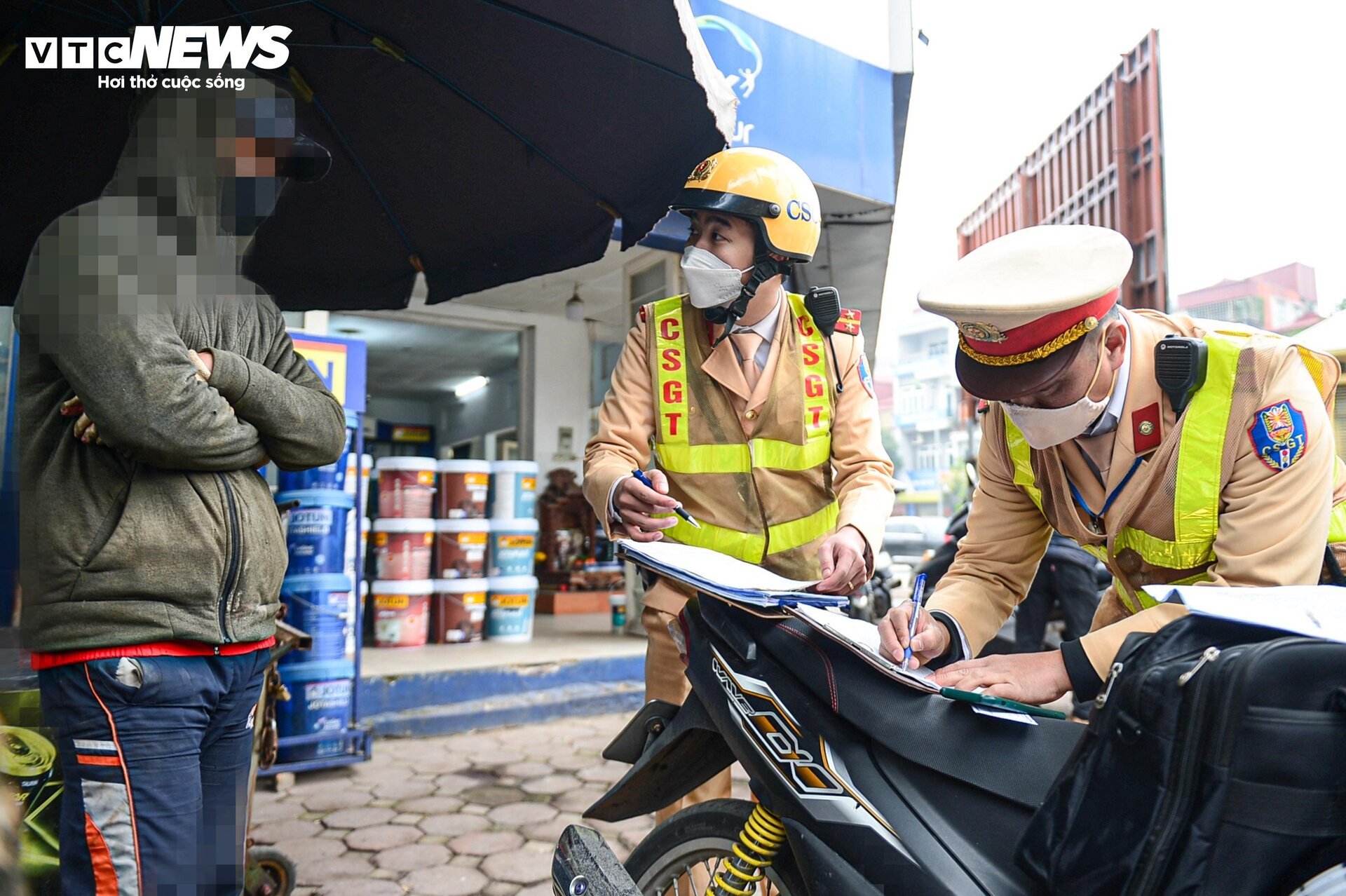 CSGT xử phạt hàng loạt xe 'máy chém' nghênh ngang trên phố Hà Nội dịp cuối năm - Ảnh 9.