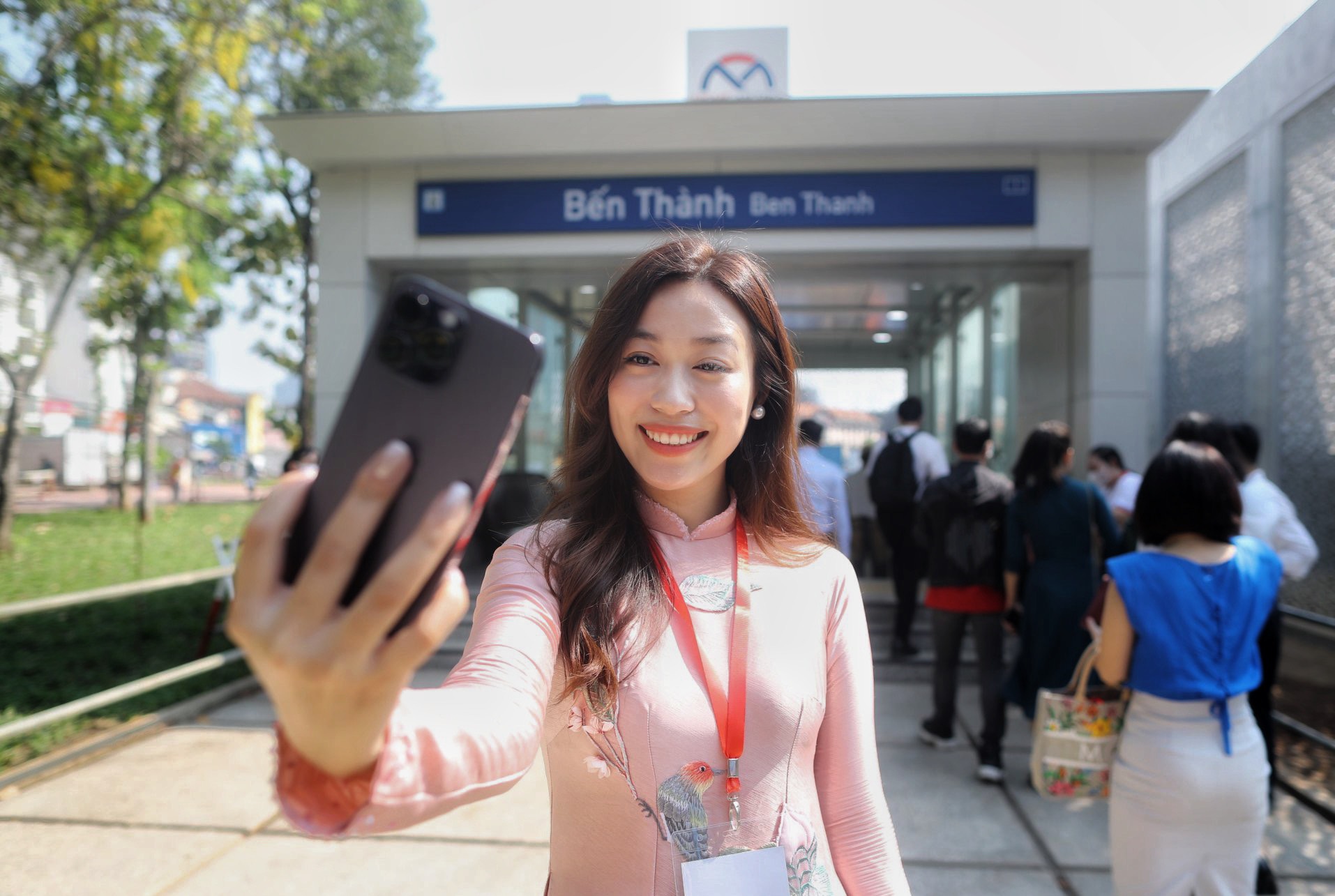 Kiều bào xúc động khi ngắm TP HCM từ tuyến metro số 1 - Ảnh 3.