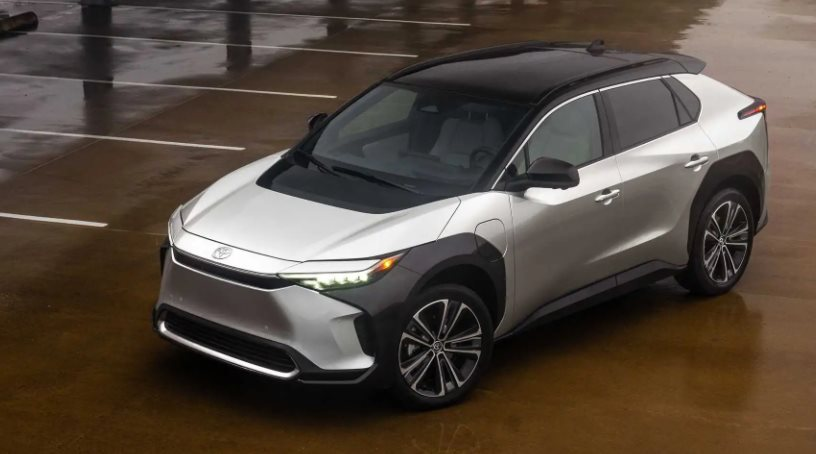 Doanh số xe điện tăng hơn 300%, vì sao Toyota vẫn kiên quyết 'bỏ bê' xe điện, ưu ái xe xăng? - Ảnh 1.
