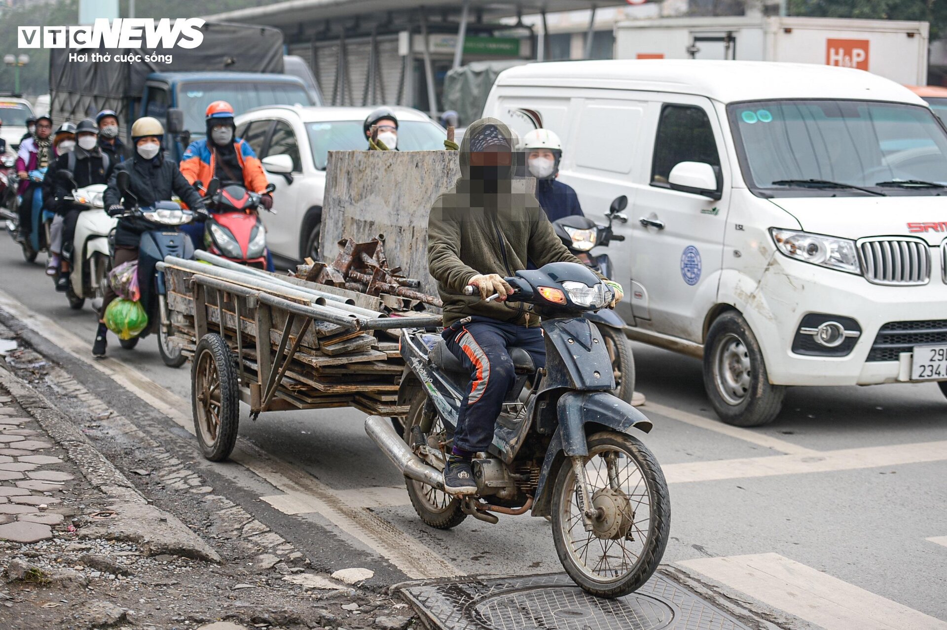 CSGT xử phạt hàng loạt xe 'máy chém' nghênh ngang trên phố Hà Nội dịp cuối năm - Ảnh 6.