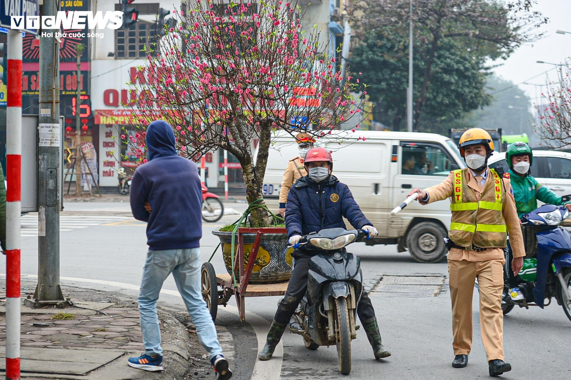 CSGT xử phạt hàng loạt xe 'máy chém' nghênh ngang trên phố Hà Nội dịp cuối năm - Ảnh 10.