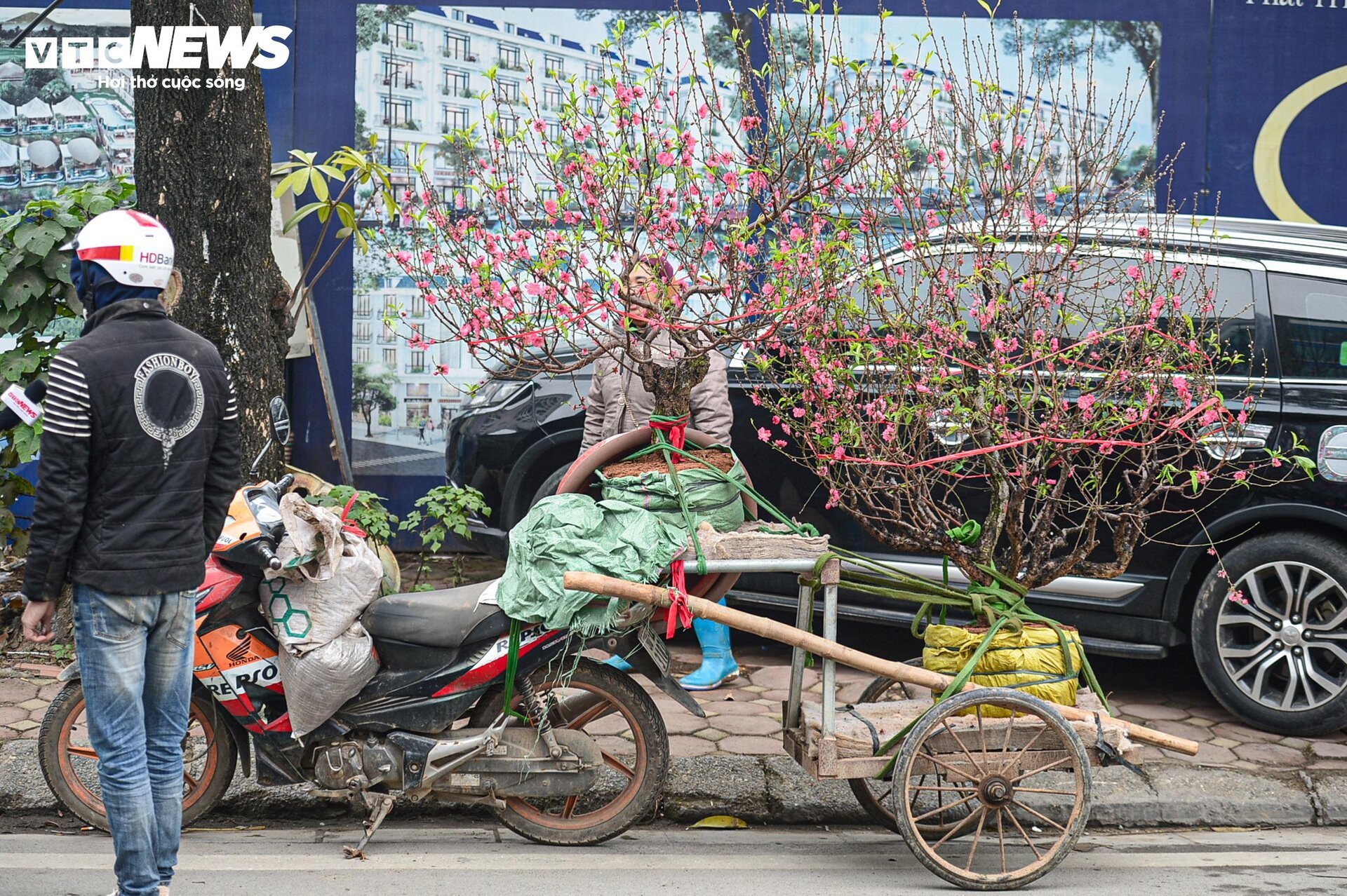 CSGT xử phạt hàng loạt xe 'máy chém' nghênh ngang trên phố Hà Nội dịp cuối năm - Ảnh 12.