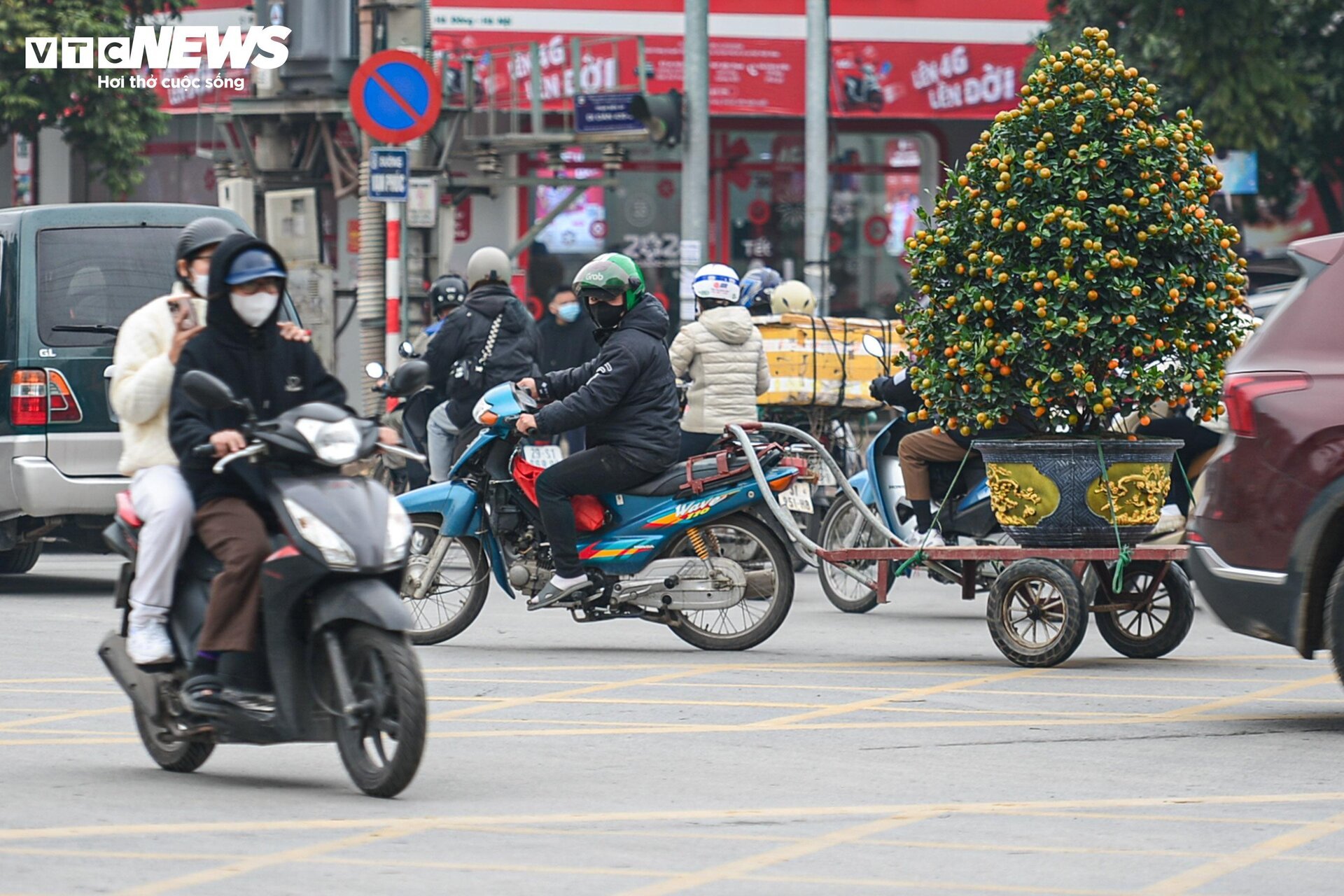 CSGT xử phạt hàng loạt xe 'máy chém' nghênh ngang trên phố Hà Nội dịp cuối năm - Ảnh 14.