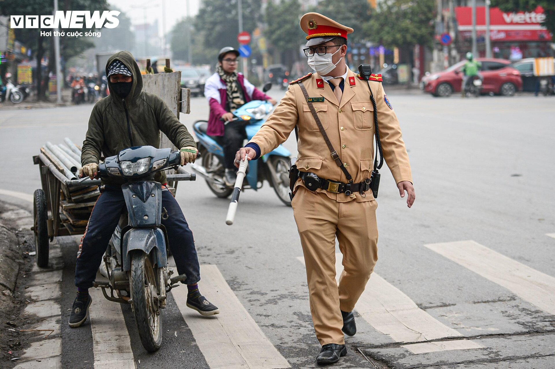 CSGT xử phạt hàng loạt xe 'máy chém' nghênh ngang trên phố Hà Nội dịp cuối năm - Ảnh 7.