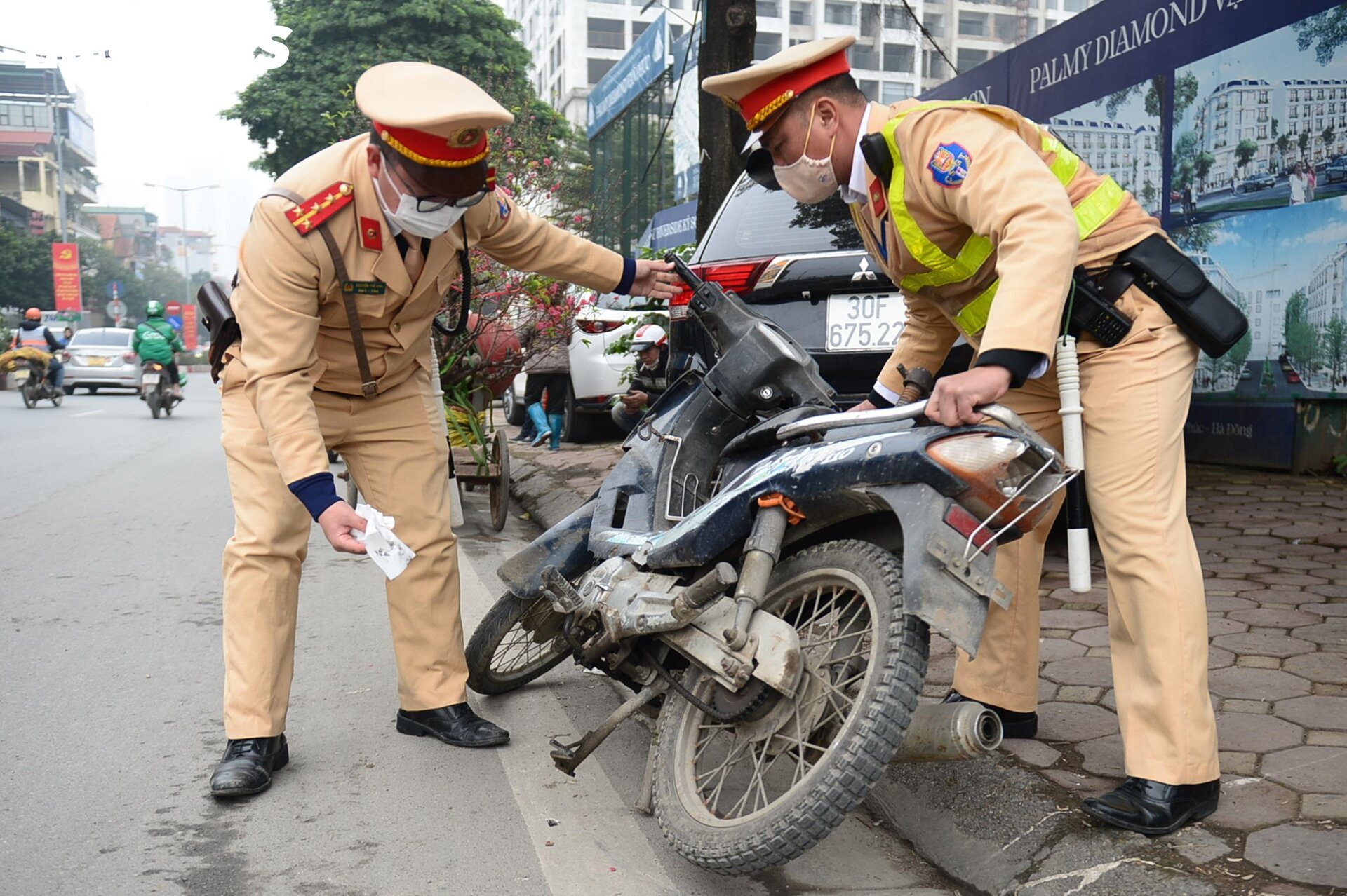 CSGT xử phạt hàng loạt xe 'máy chém' nghênh ngang trên phố Hà Nội dịp cuối năm - Ảnh 17.