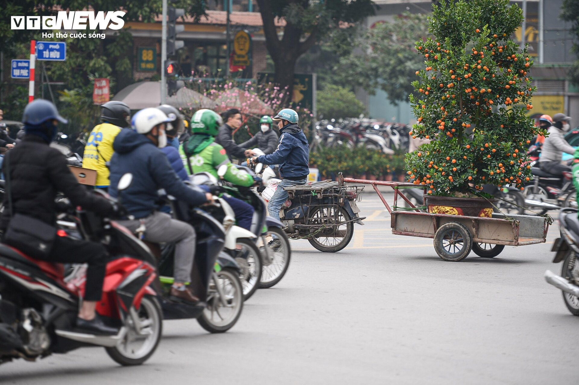 CSGT xử phạt hàng loạt xe 'máy chém' nghênh ngang trên phố Hà Nội dịp cuối năm - Ảnh 15.