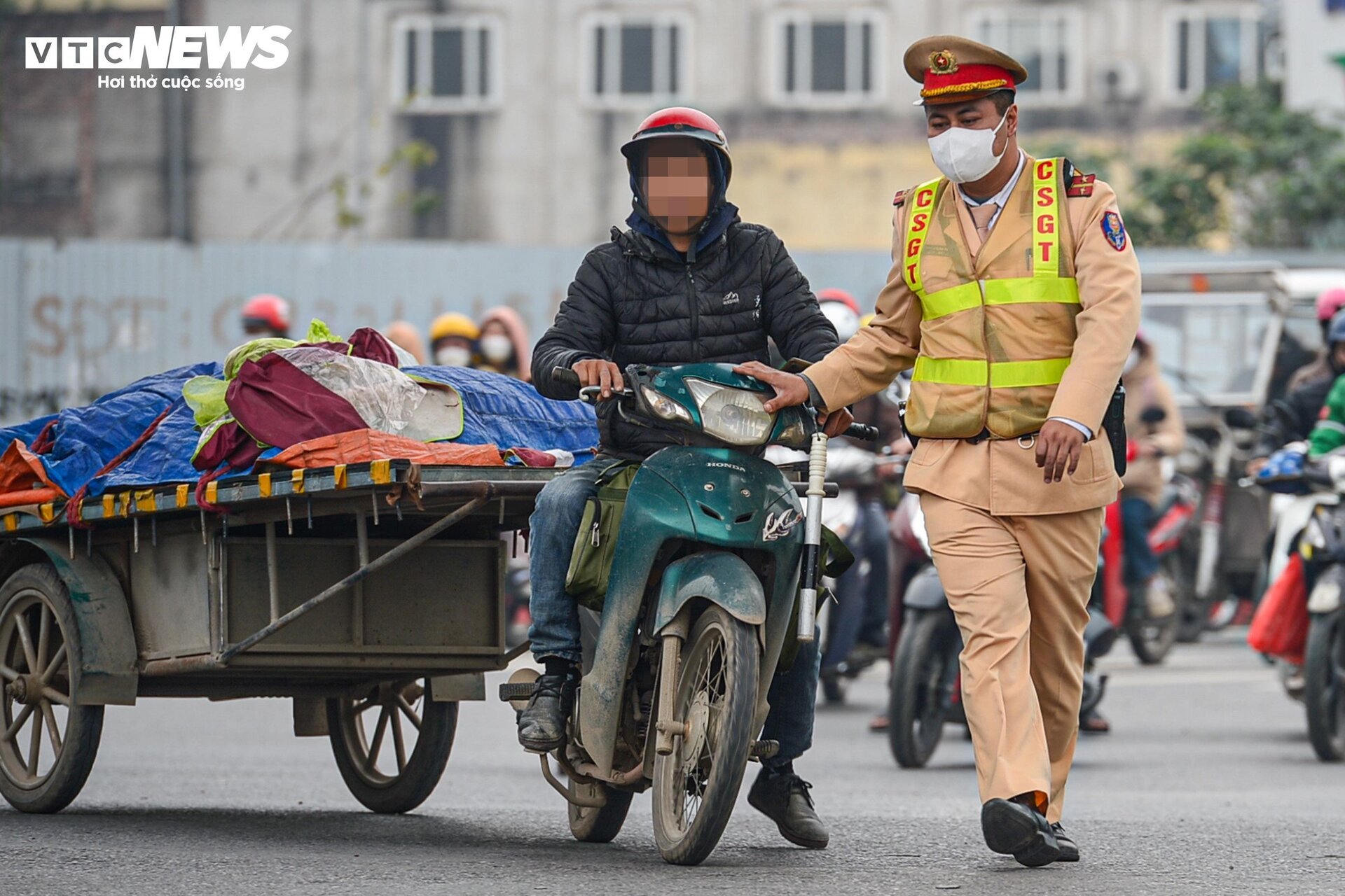 CSGT xử phạt hàng loạt xe 'máy chém' nghênh ngang trên phố Hà Nội dịp cuối năm - Ảnh 2.