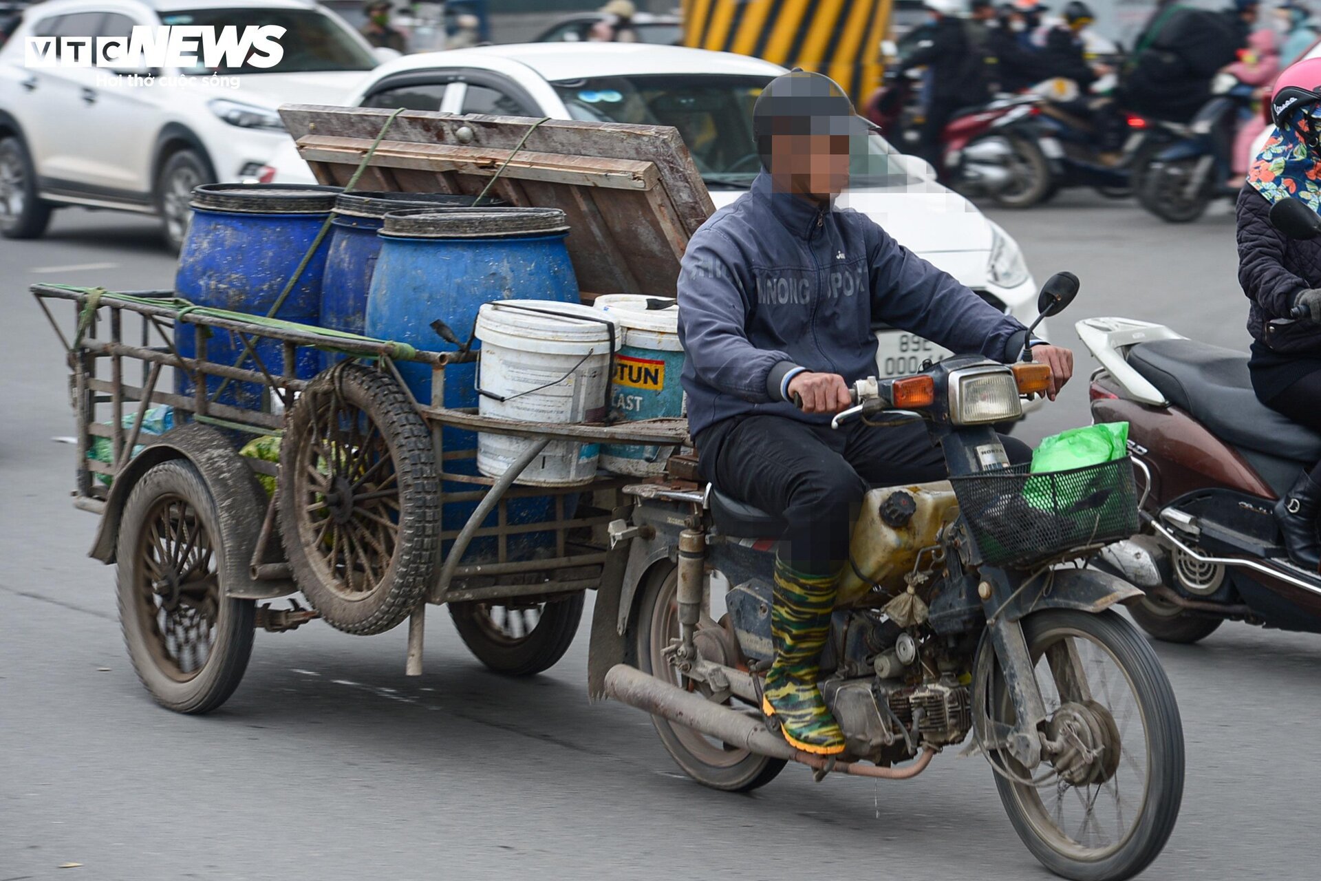 CSGT xử phạt hàng loạt xe 'máy chém' nghênh ngang trên phố Hà Nội dịp cuối năm - Ảnh 3.