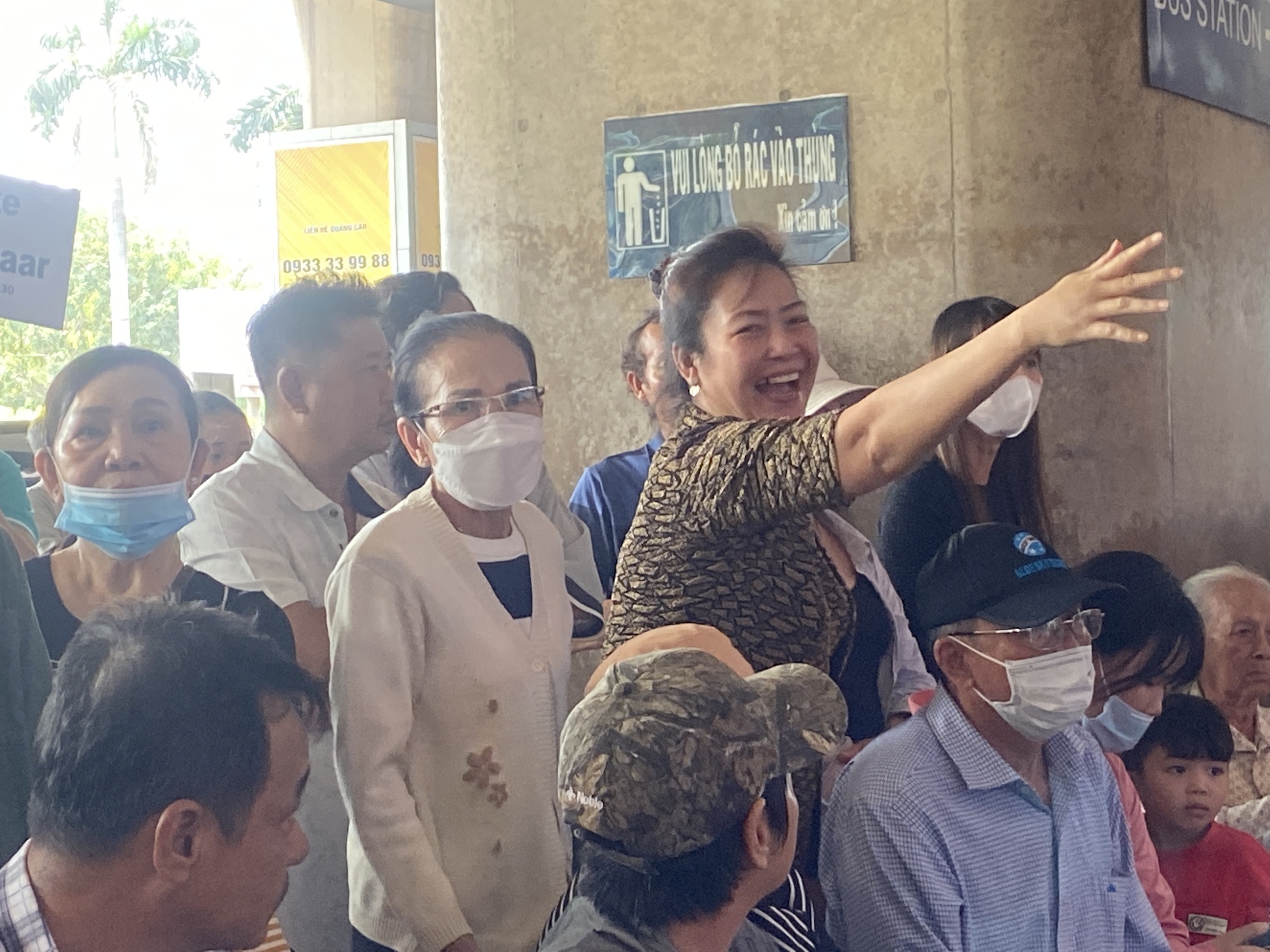 Ga Quốc tế sân bay Tân Sơn Nhất ken đặc người, gia đình háo hức chờ từ đêm đón người thân về nước - Ảnh 3.