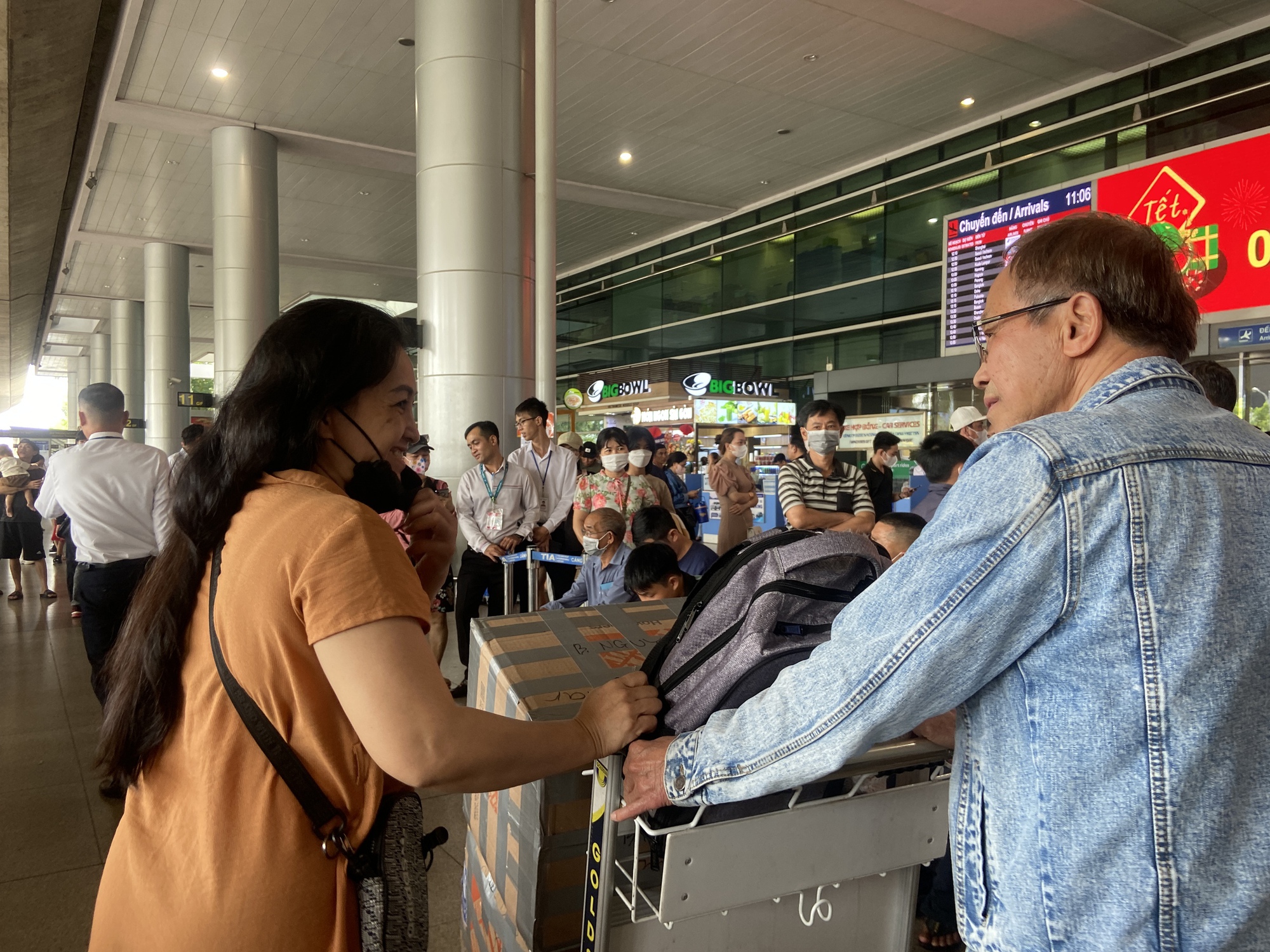 Ga Quốc tế sân bay Tân Sơn Nhất ken đặc người, gia đình háo hức chờ từ đêm đón người thân về nước - Ảnh 5.