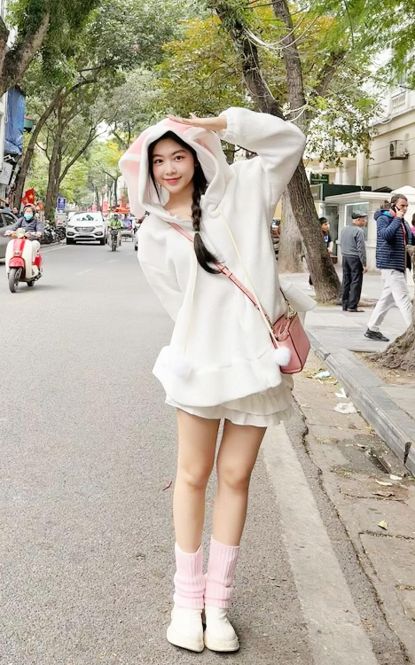 Lọ Lem - ái nữ MC Quyền Linh bị giục debut làm idol khi khoe trọn đôi chân thẳng tắp như &quot;kiếm Nhật&quot; trên sân khấu - Ảnh 1.