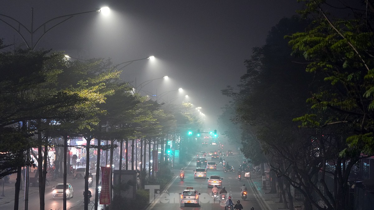 Không khí về đêm ở Hà Nội mù mịt trong lớp sương dày đặc, mờ ảo như Sapa - Ảnh 1.