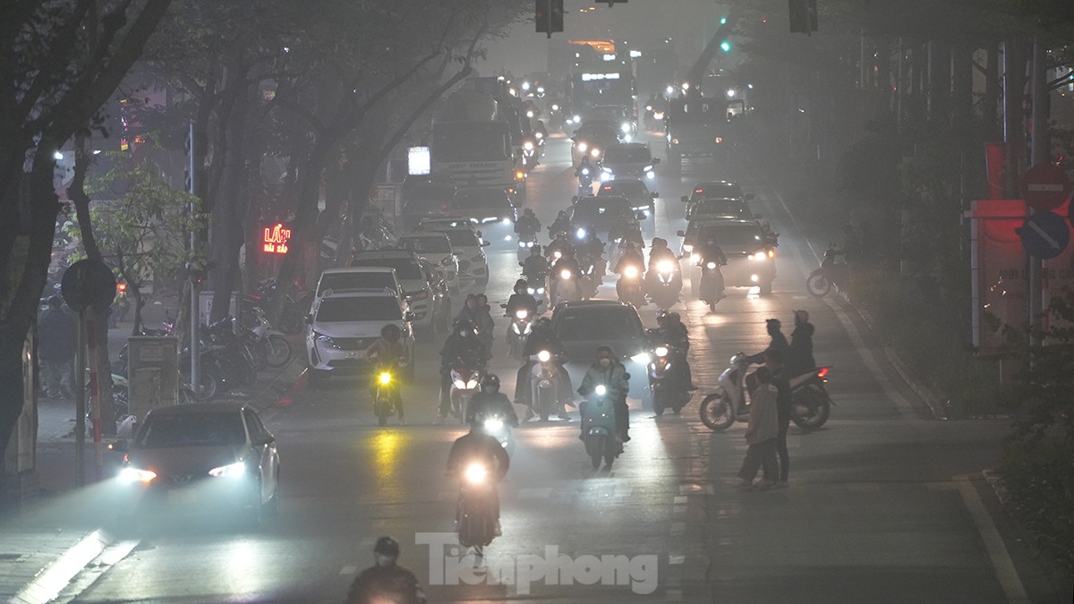 Không khí về đêm ở Hà Nội mù mịt trong lớp sương dày đặc, mờ ảo như Sapa - Ảnh 2.