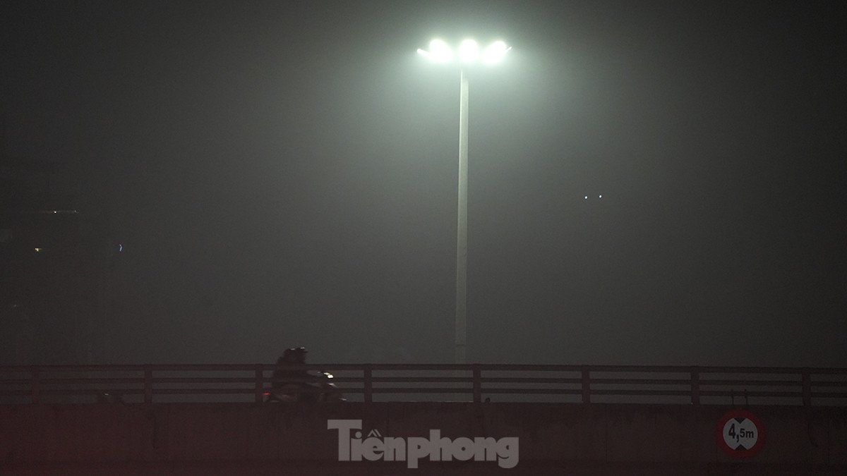 Không khí về đêm ở Hà Nội mù mịt trong lớp sương dày đặc, mờ ảo như Sapa - Ảnh 4.