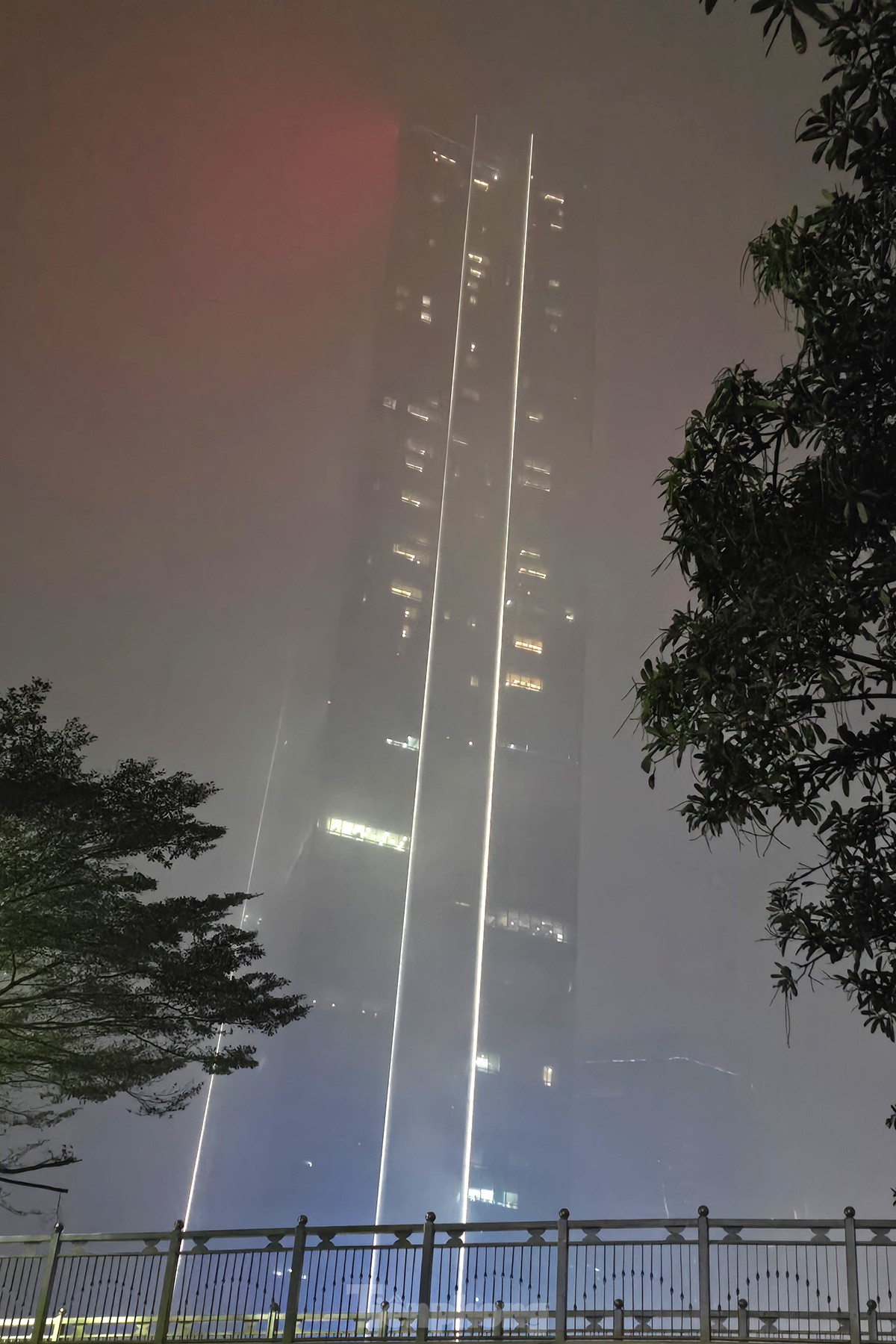 Không khí về đêm ở Hà Nội mù mịt trong lớp sương dày đặc, mờ ảo như Sapa - Ảnh 5.