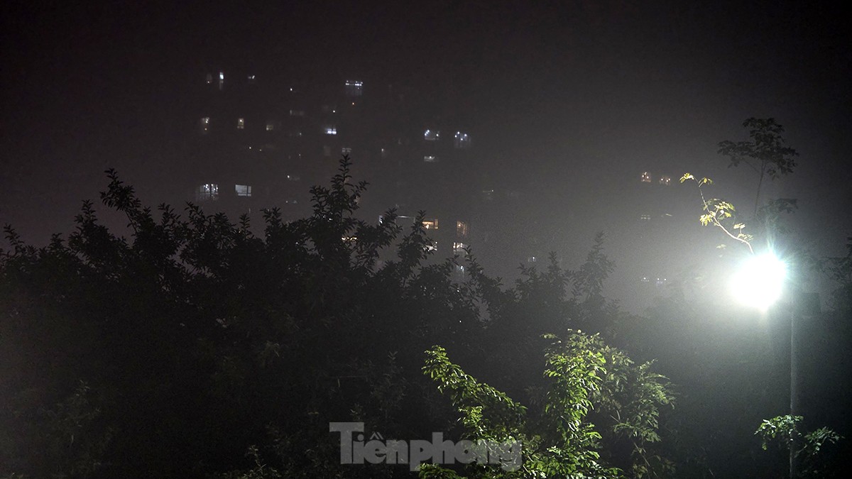 Không khí về đêm ở Hà Nội mù mịt trong lớp sương dày đặc, mờ ảo như Sapa - Ảnh 6.