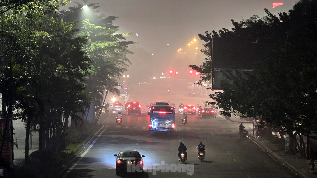 Không khí về đêm ở Hà Nội mù mịt trong lớp sương dày đặc, mờ ảo như Sapa - Ảnh 8.