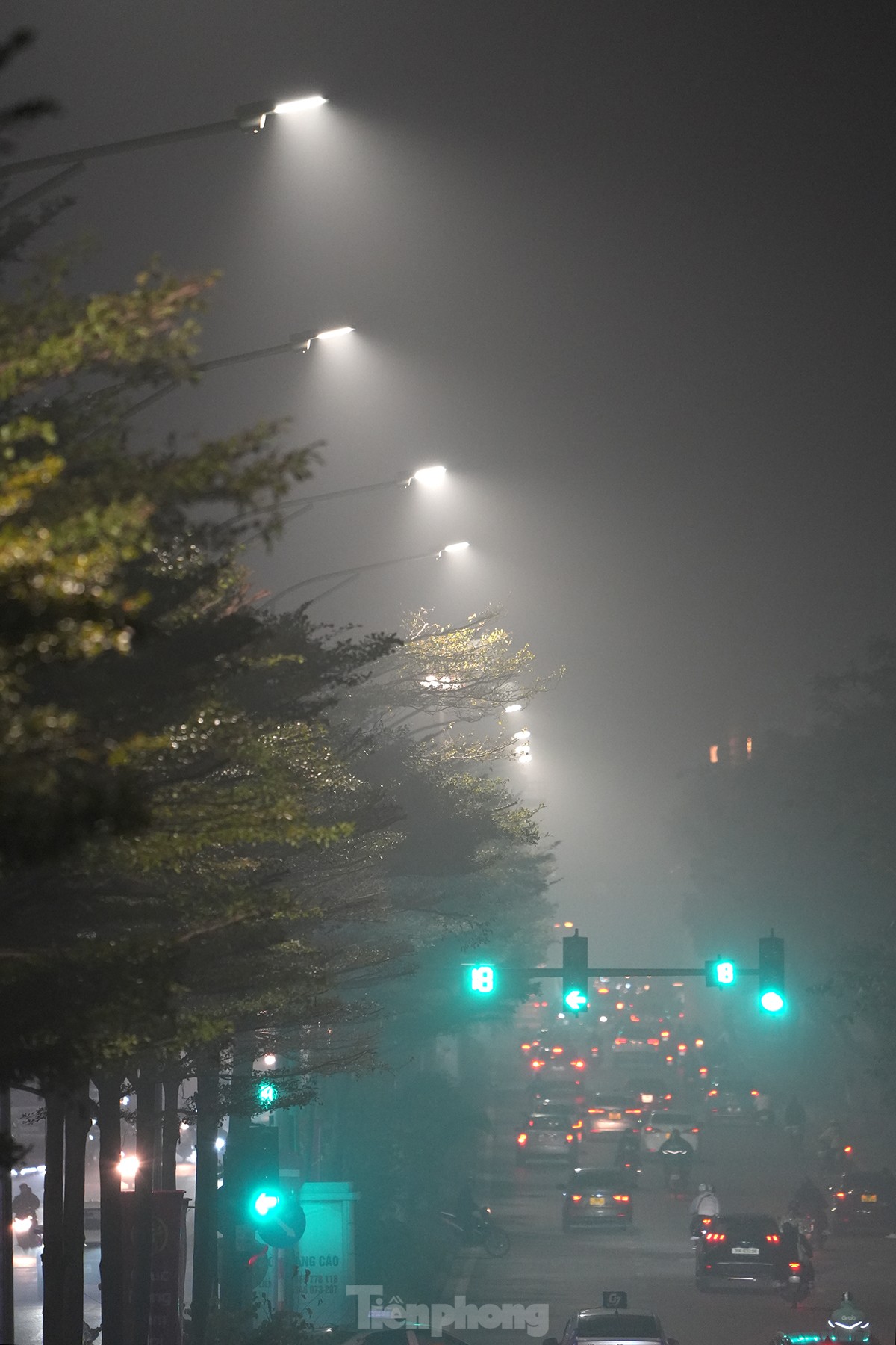 Không khí về đêm ở Hà Nội mù mịt trong lớp sương dày đặc, mờ ảo như Sapa - Ảnh 9.