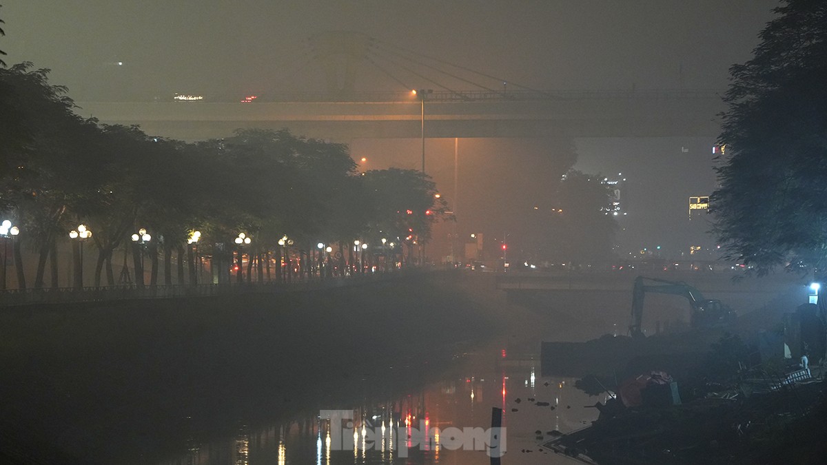 Không khí về đêm ở Hà Nội mù mịt trong lớp sương dày đặc, mờ ảo như Sapa - Ảnh 10.