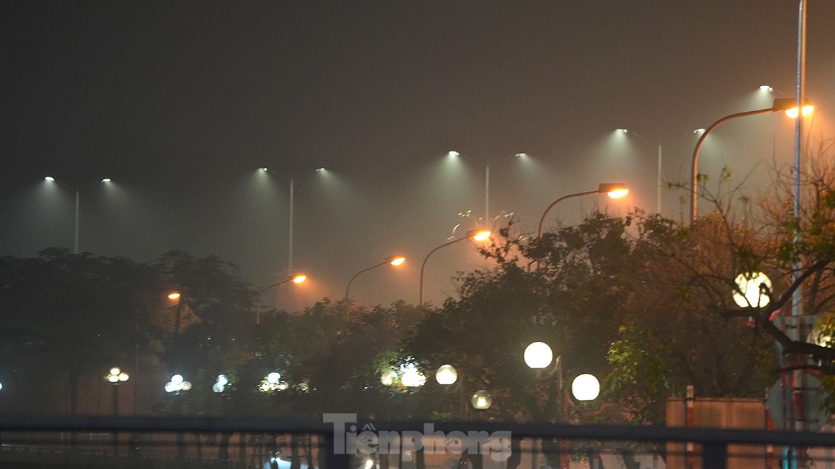 Không khí về đêm ở Hà Nội mù mịt trong lớp sương dày đặc, mờ ảo như Sapa - Ảnh 11.