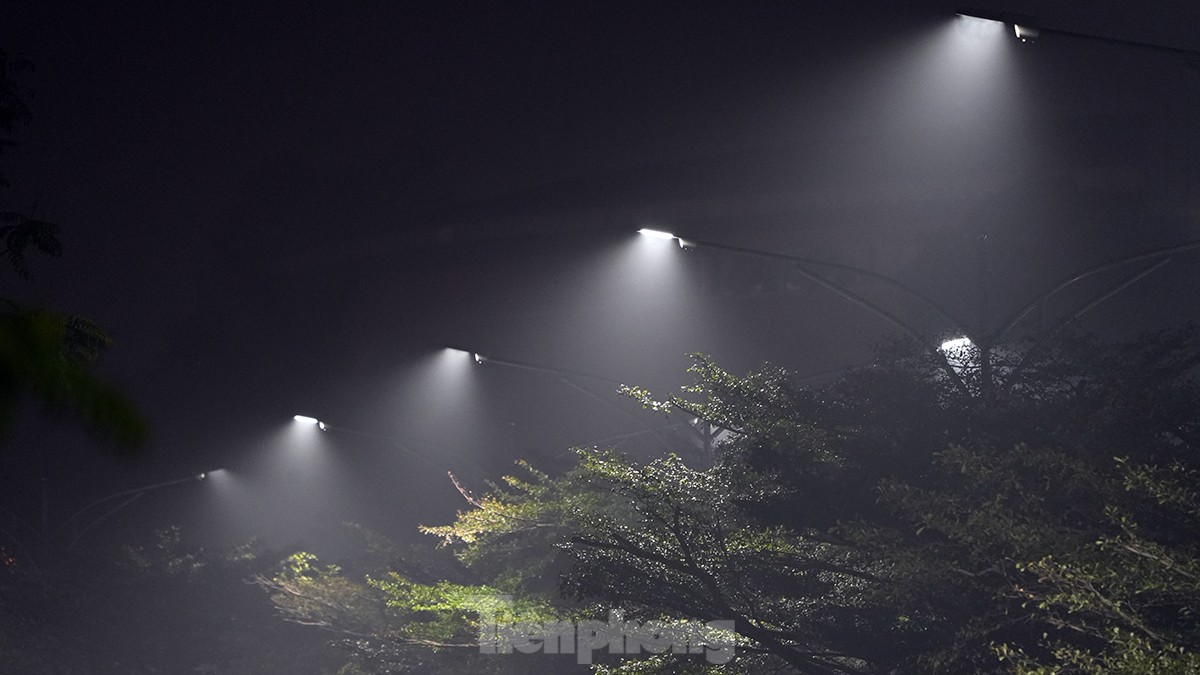Không khí về đêm ở Hà Nội mù mịt trong lớp sương dày đặc, mờ ảo như Sapa - Ảnh 13.