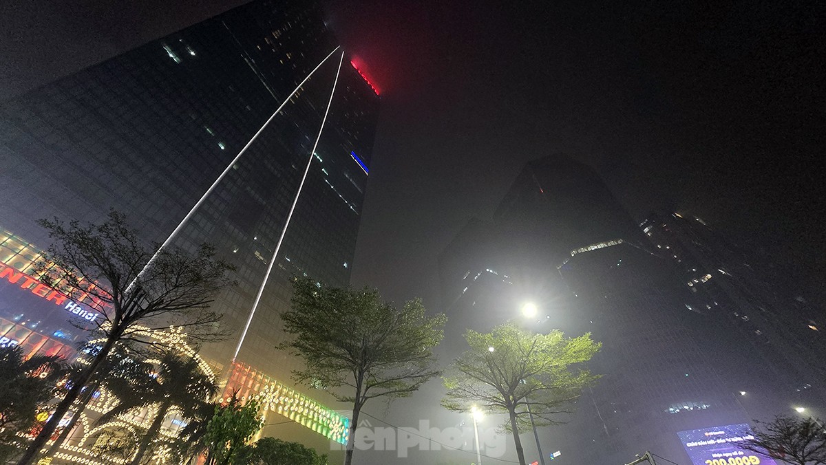 Không khí về đêm ở Hà Nội mù mịt trong lớp sương dày đặc, mờ ảo như Sapa - Ảnh 14.