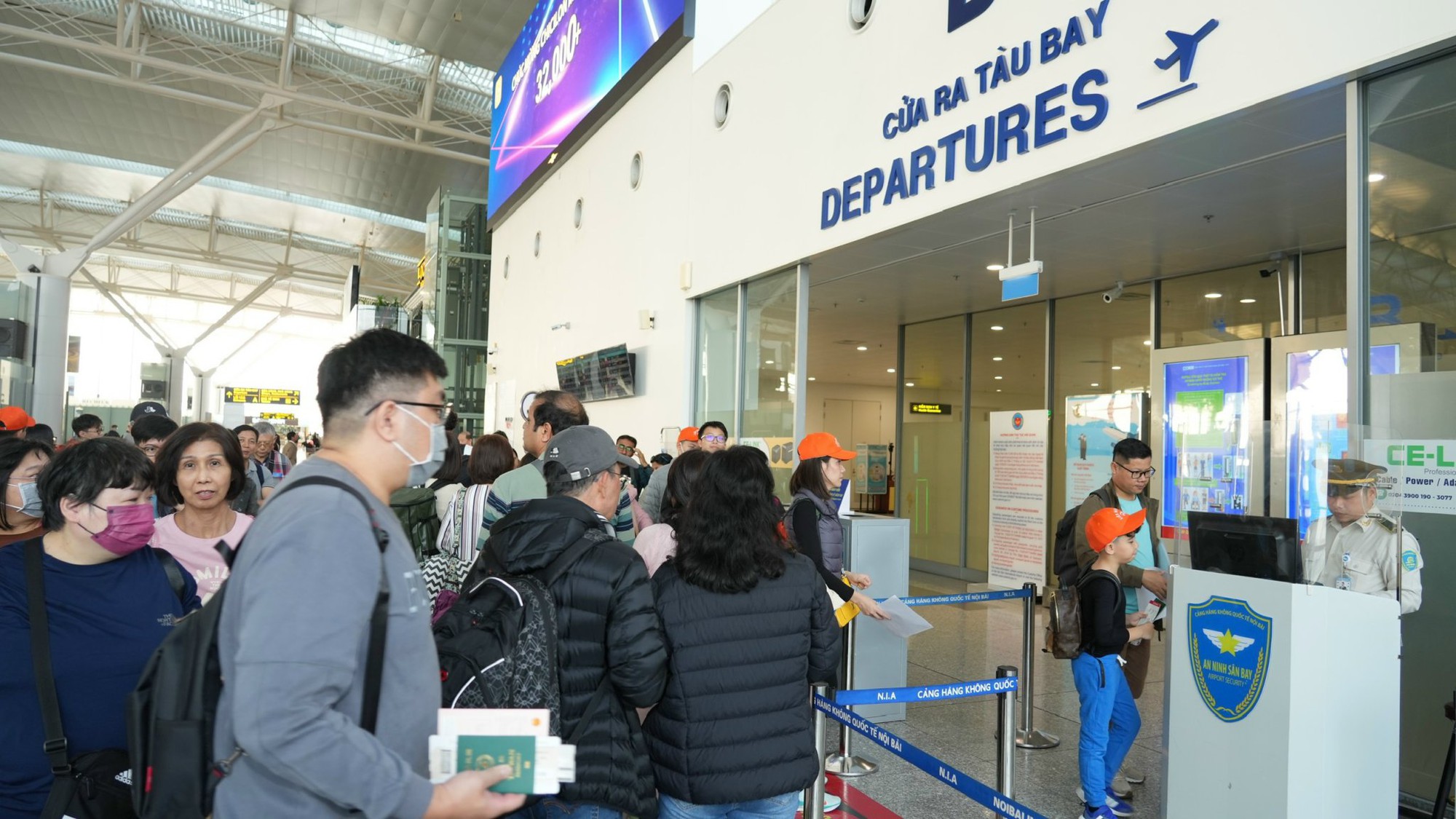 Nhiều chuyến bay rỗng đến TP HCM dịp Tết - Ảnh 1.