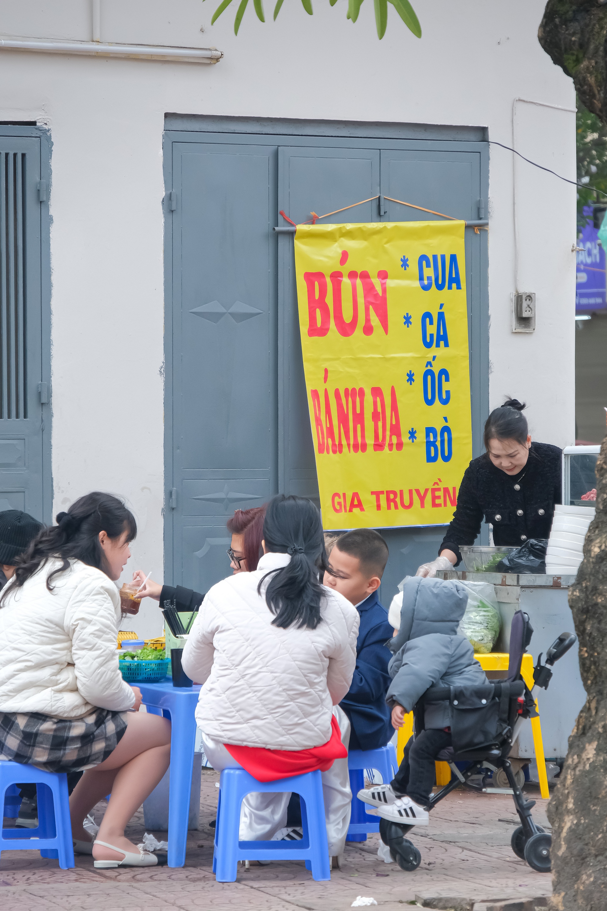 Hà Nội mùng 1 Tết: Dân tình tấp nập đi ăn bún riêu, bún ốc, khách Tây cũng tưng bừng hưởng ứng Tết Thủ đô- Ảnh 15.