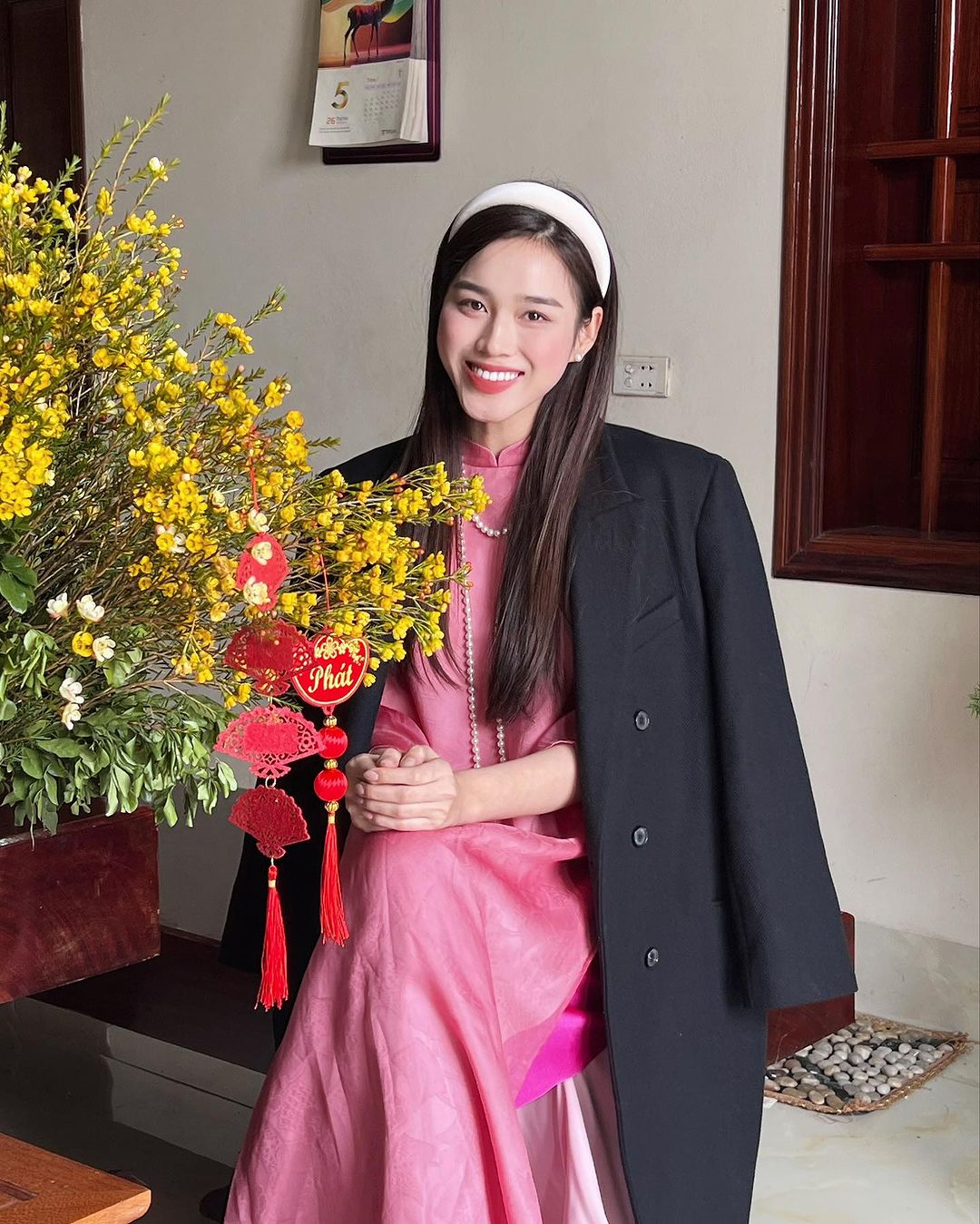 Hoa Tết nhà sao Việt ngày Mùng 1: thi nhau nở bung, khoe sắc rực rỡ từ trong nhà ra tới ngõ