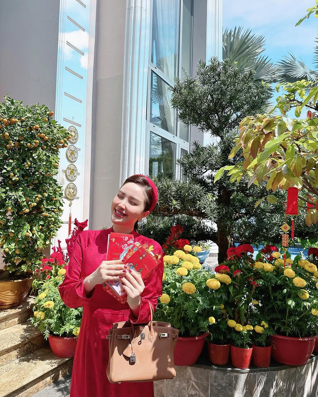 Hoa Tết nhà sao Việt ngày Mùng 1: thi nhau nở bung, khoe sắc rực rỡ từ trong nhà ra tới ngõ