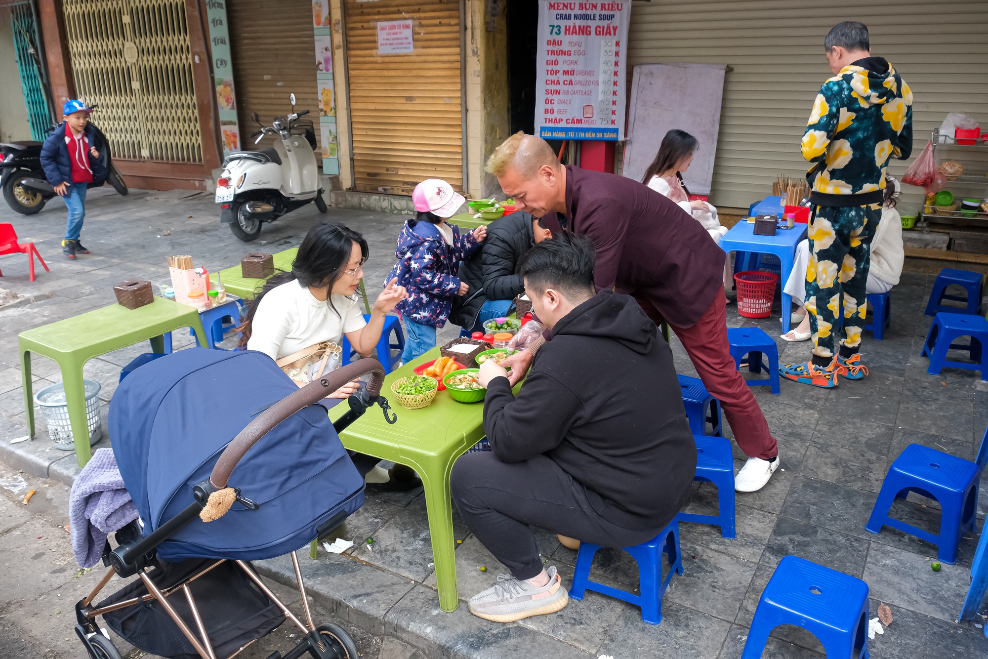 Hà Nội mùng 1 Tết: Dân tình tấp nập đi ăn bún riêu, bún ốc, khách Tây cũng tưng bừng hưởng ứng Tết Thủ đô- Ảnh 5.