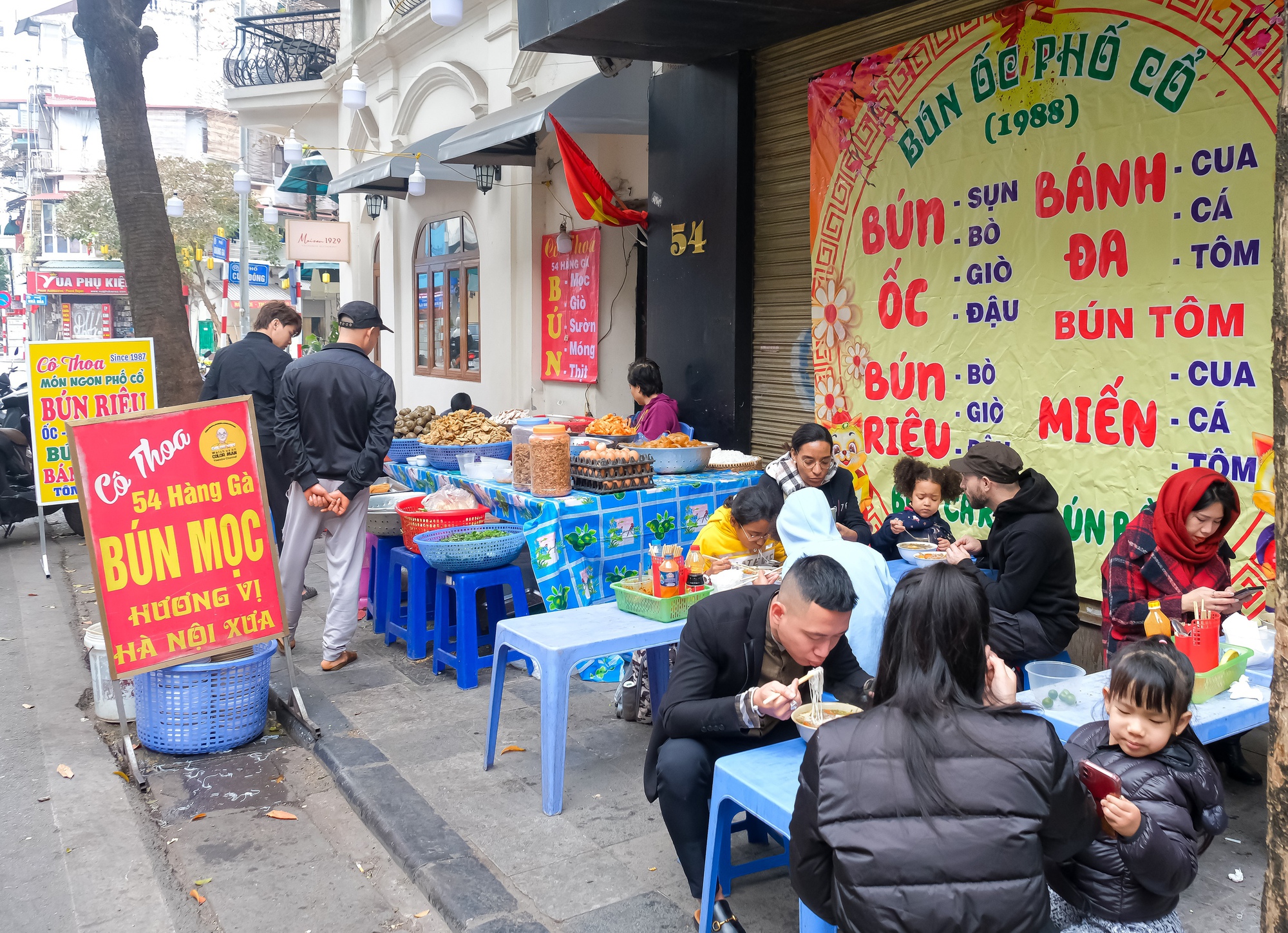 Hà Nội mùng 1 Tết: Dân tình tấp nập đi ăn bún riêu, bún ốc, khách Tây cũng tưng bừng hưởng ứng Tết Thủ đô- Ảnh 6.