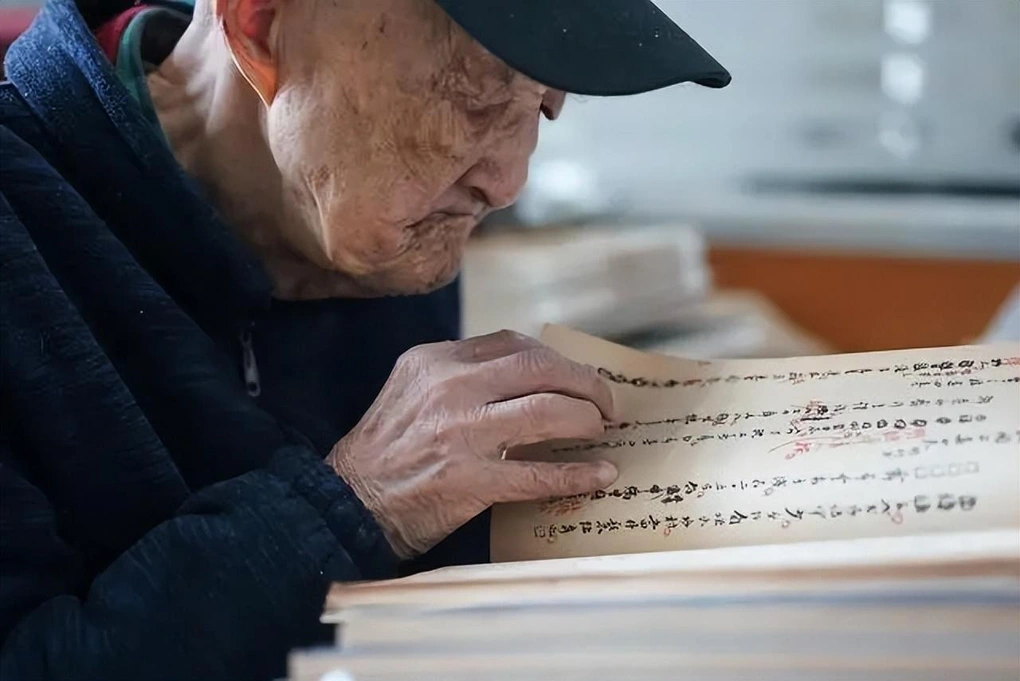 Cụ ông 98 tuổi vẫn làm việc 9 tiếng 1 ngày, sống thọ nhờ “3 chữ” không phải tập thể dục- Ảnh 1.
