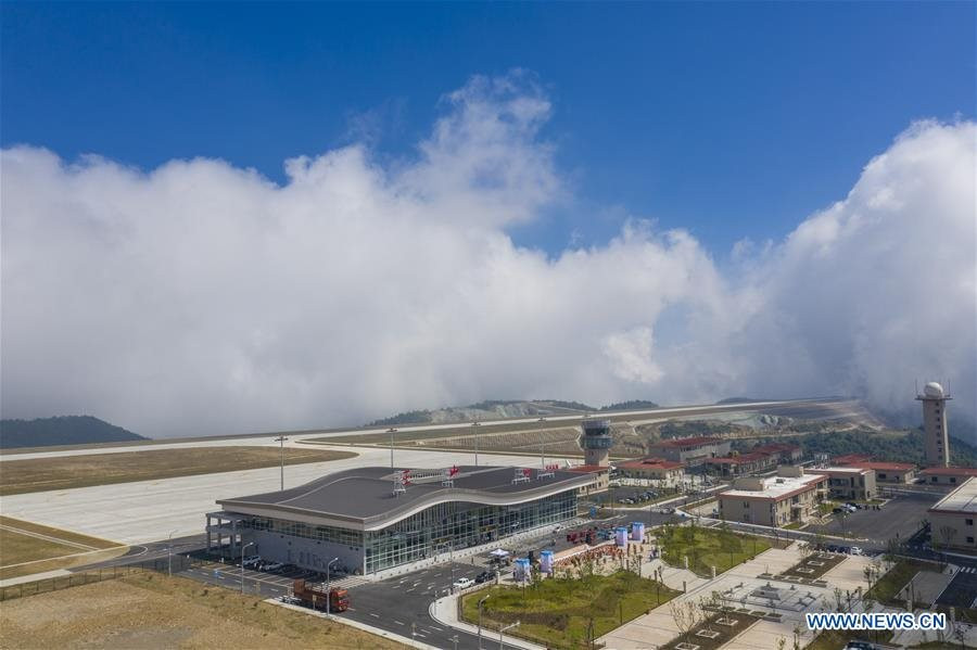 Hạ cánh trong làn mây: Sân bay cao 1.771 mét ở Trung Quốc hút khách vì một điểm độc nhất vô nhị, muốn ghé thăm đập Tam Hiệp cũng rất dễ dàng- Ảnh 1.